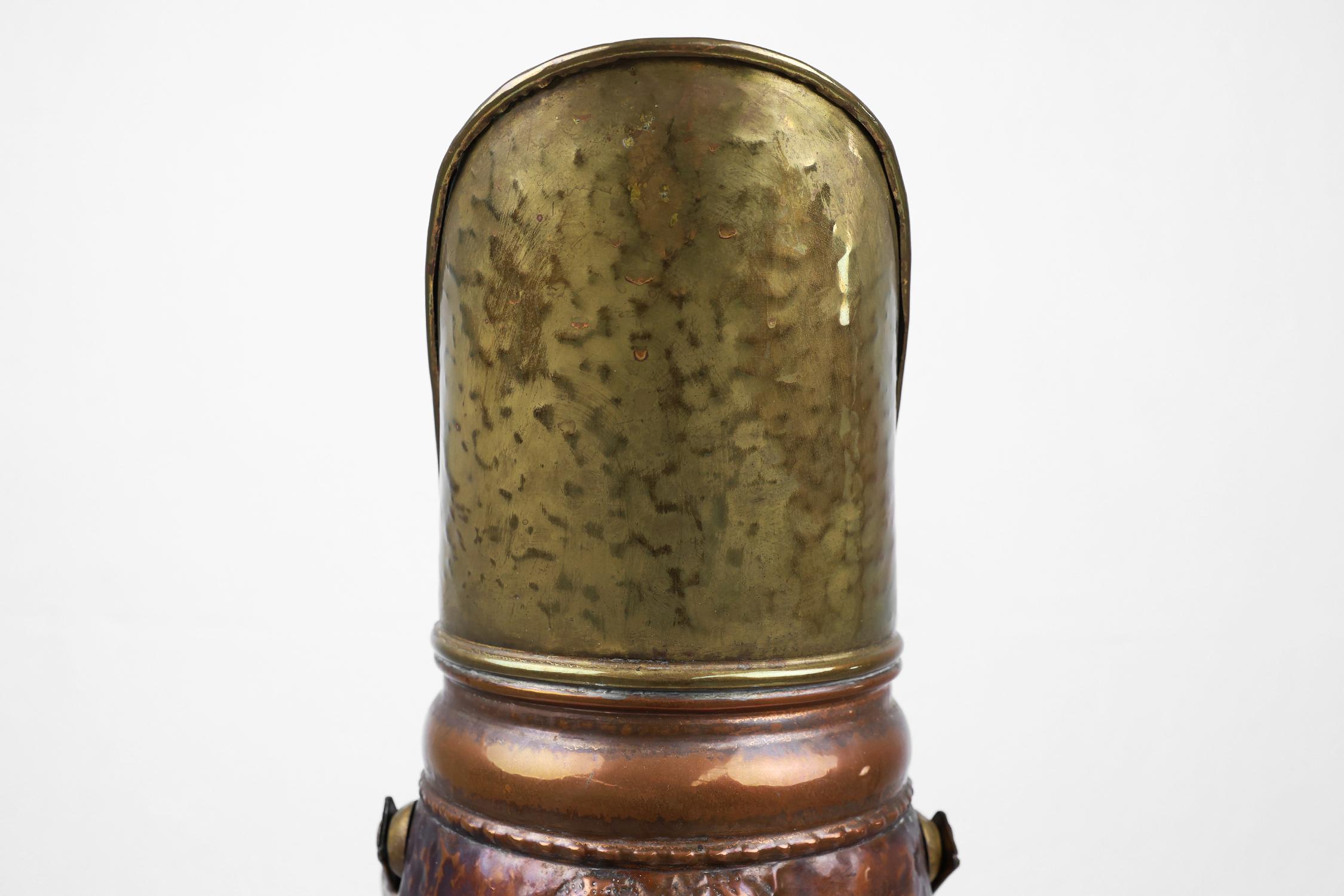 Francese Portaombrelli in rame con immagine in rilievo di coppia medievale, Francia ca. 1900 in vendita