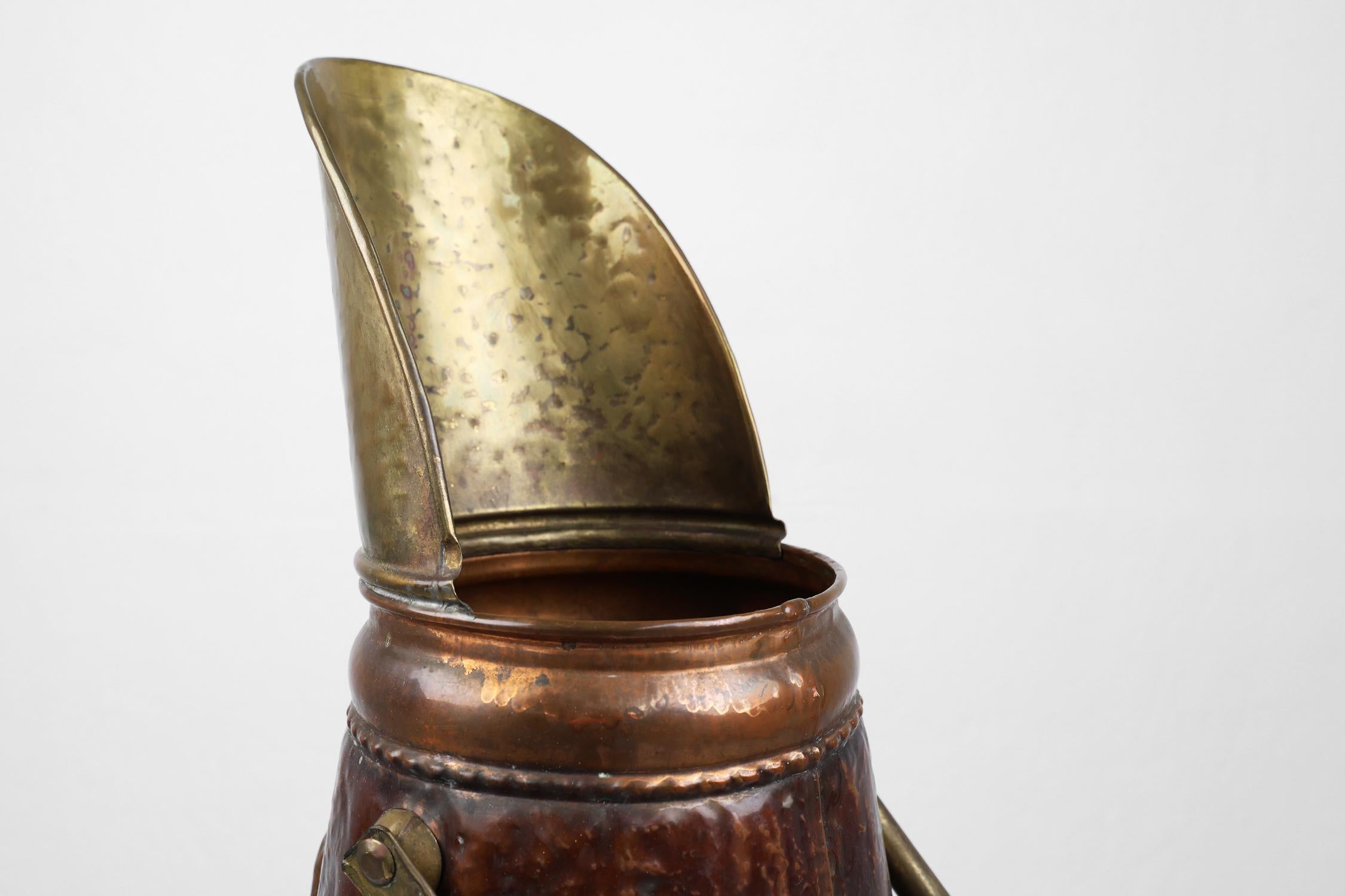 Copper umbrella stand with an embossed image medieval couple, France ca. 1900 In Good Condition For Sale In Meulebeke, BE