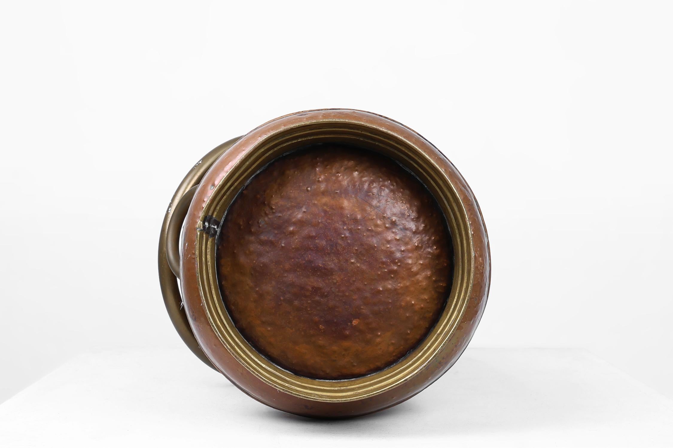 Portaombrelli in rame con rilievo martellato di una panetteria medievale, Francia ca. 1900 in vendita 3