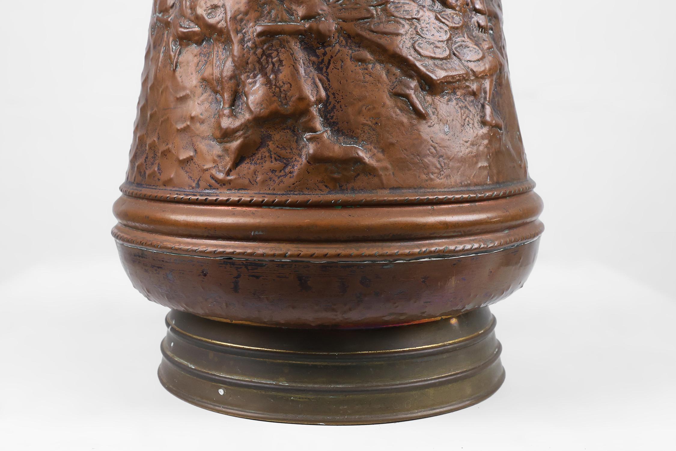 Martellato Portaombrelli in rame con rilievo martellato di una panetteria medievale, Francia ca. 1900 in vendita