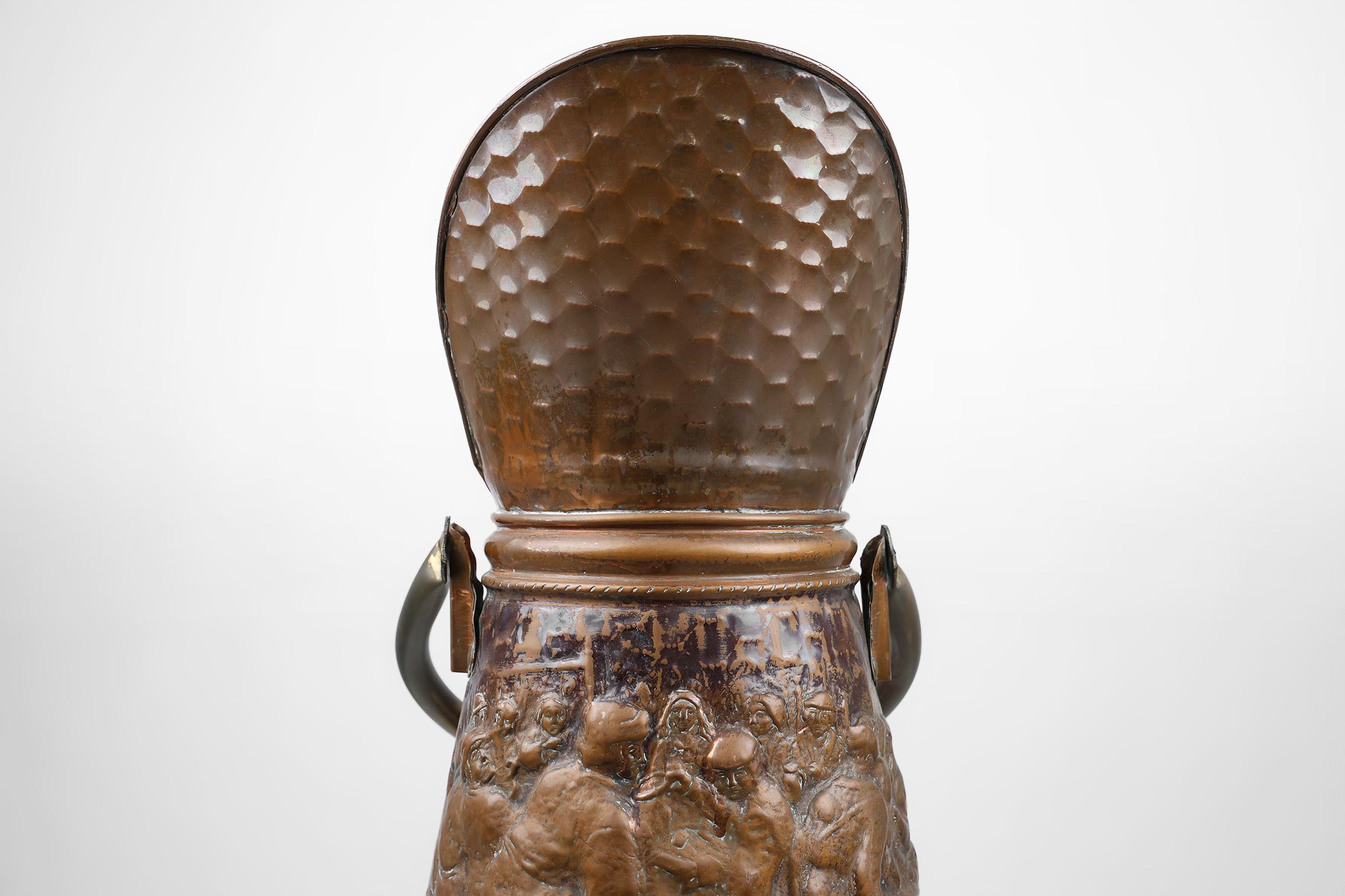 Inizio XX secolo Portaombrelli in rame con rilievo martellato di una panetteria medievale, Francia ca. 1900 in vendita