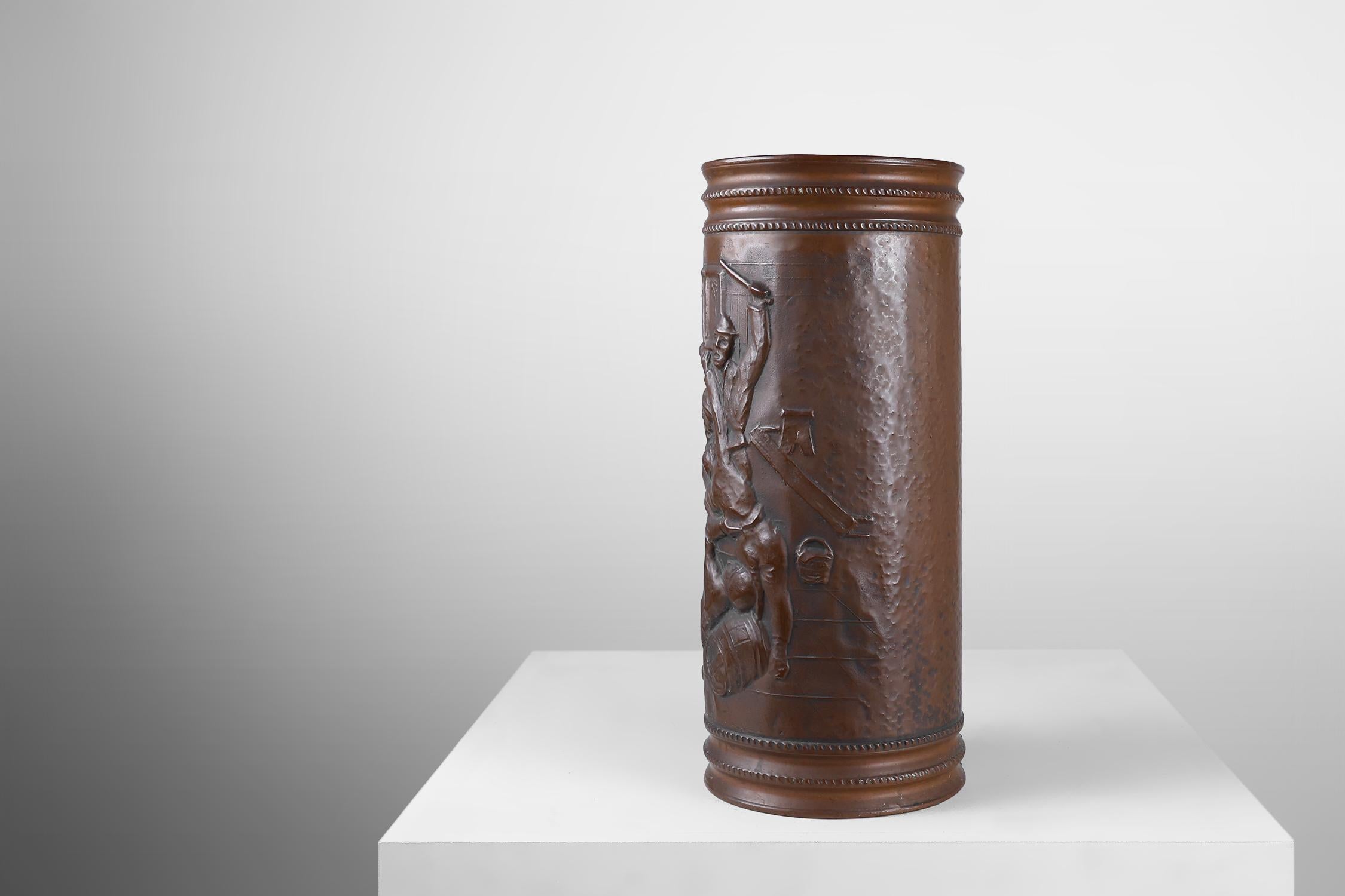 Copper umbrella stand with hammered relief of a medieval café, France ca. 1900 In Good Condition For Sale In Meulebeke, BE