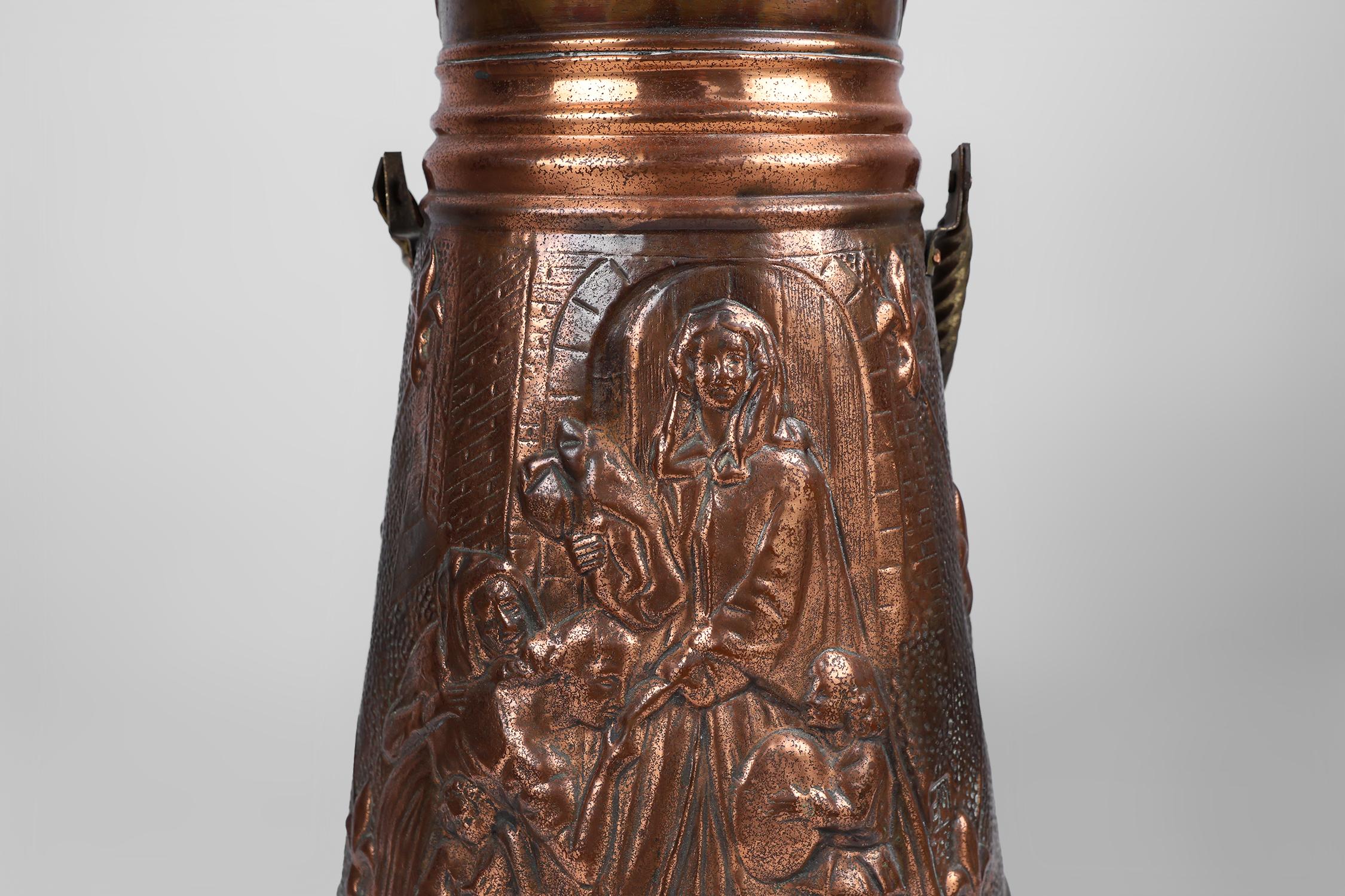 Francese Portaombrelli in rame con rilievo martellato di una scena religiosa, Francia ca. 1900 in vendita
