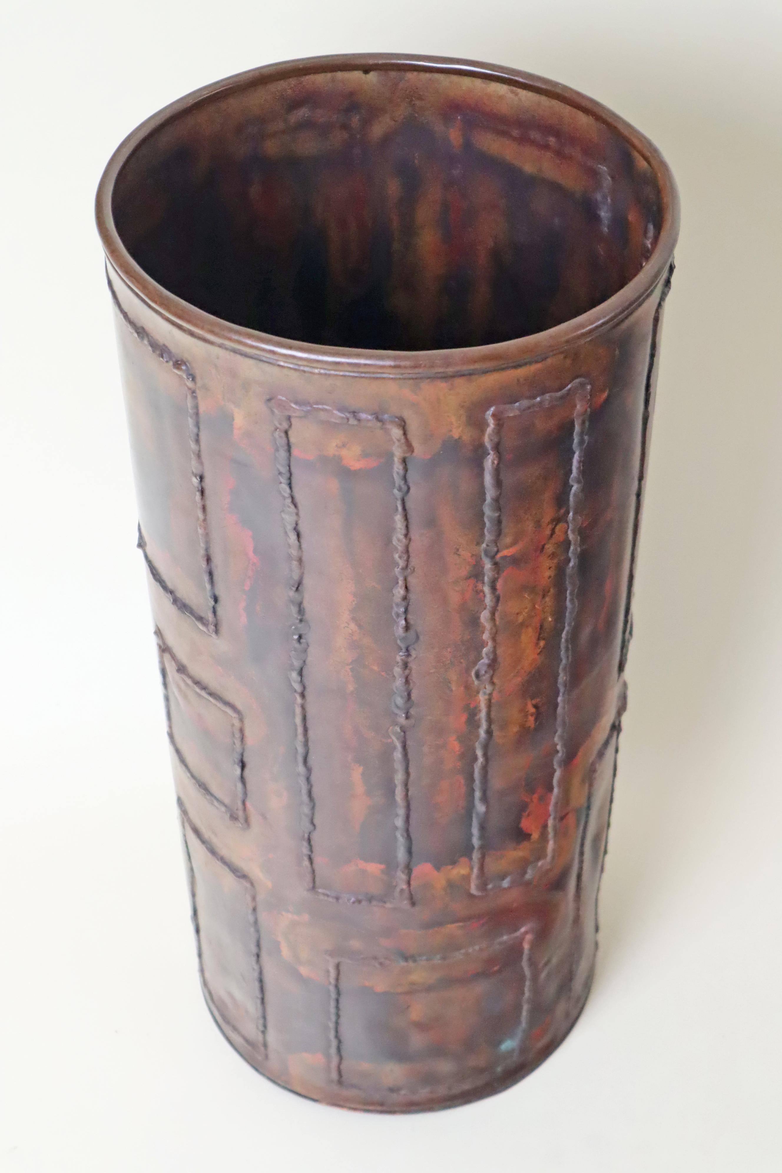 Questo bellissimo e robusto portaombrelli in rame è un vero capolavoro del Brutalismo. Si tratta di un mobile classico, amorevolmente realizzato a mano negli stili del Mid-Century Modern e del Brutalismo. Questo portaombrelli è l'ideale per un