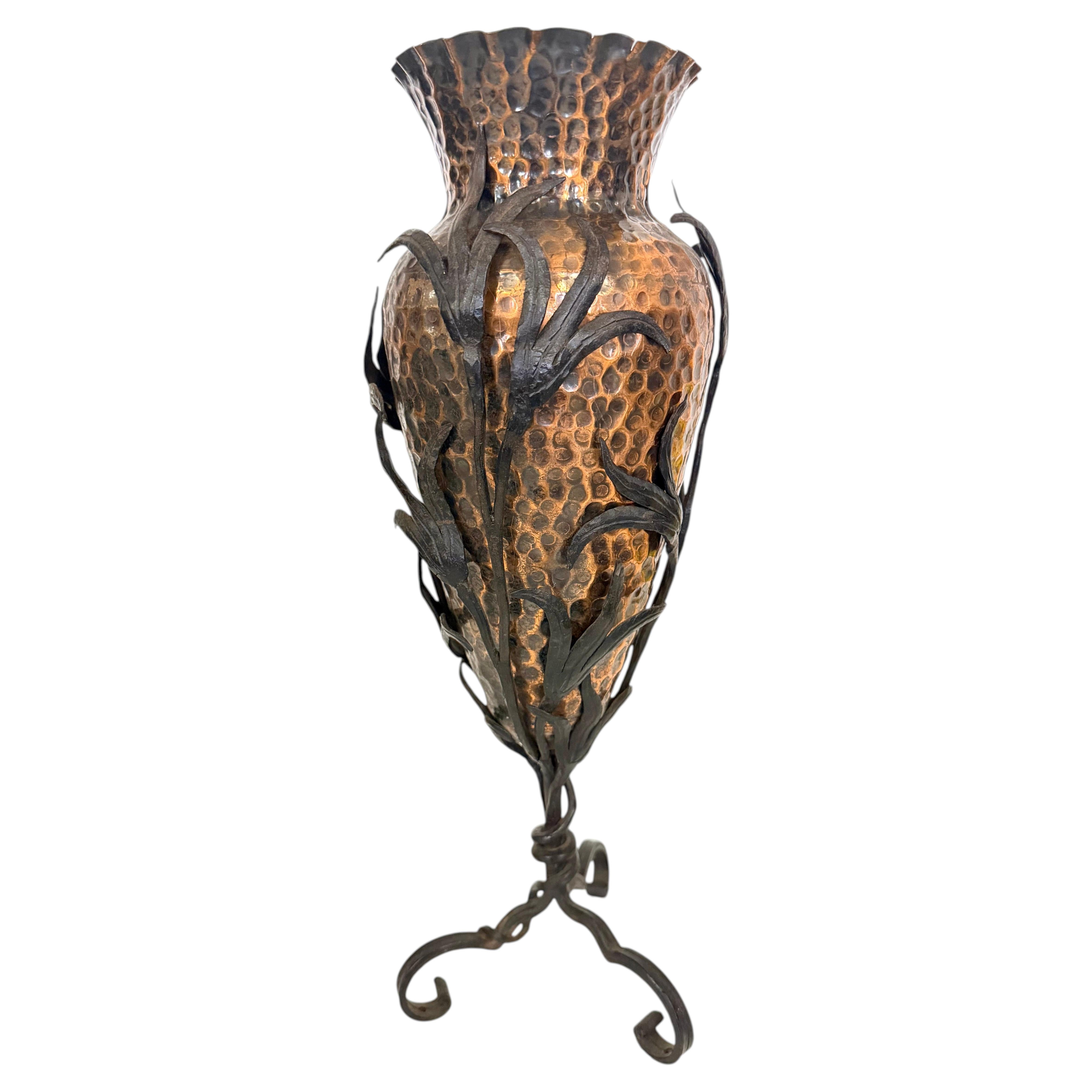Jarrón de cobre con serpiente y hojas de hierro forjado atr. de Alessandro Mazzucotelli en venta