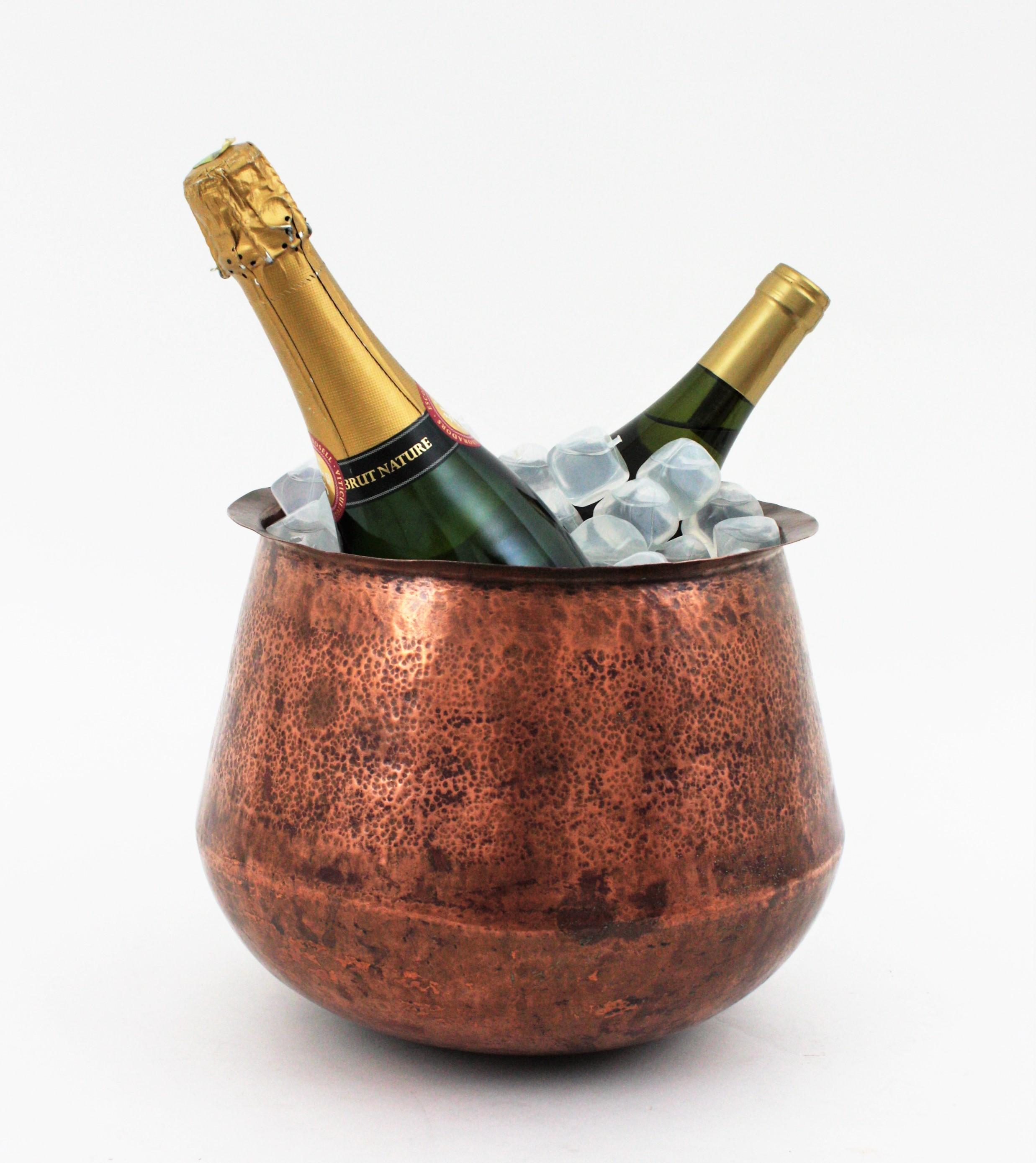 Copper vessell, wine cooler or planter, Spain, 1940s.
Swollen shape.
This hand-hammered copper vessel can be used as decorative centerpiece, fruit bowl, champagne cooler or planter. This traditional copper pot has a rustic taste. Beautiful hammer