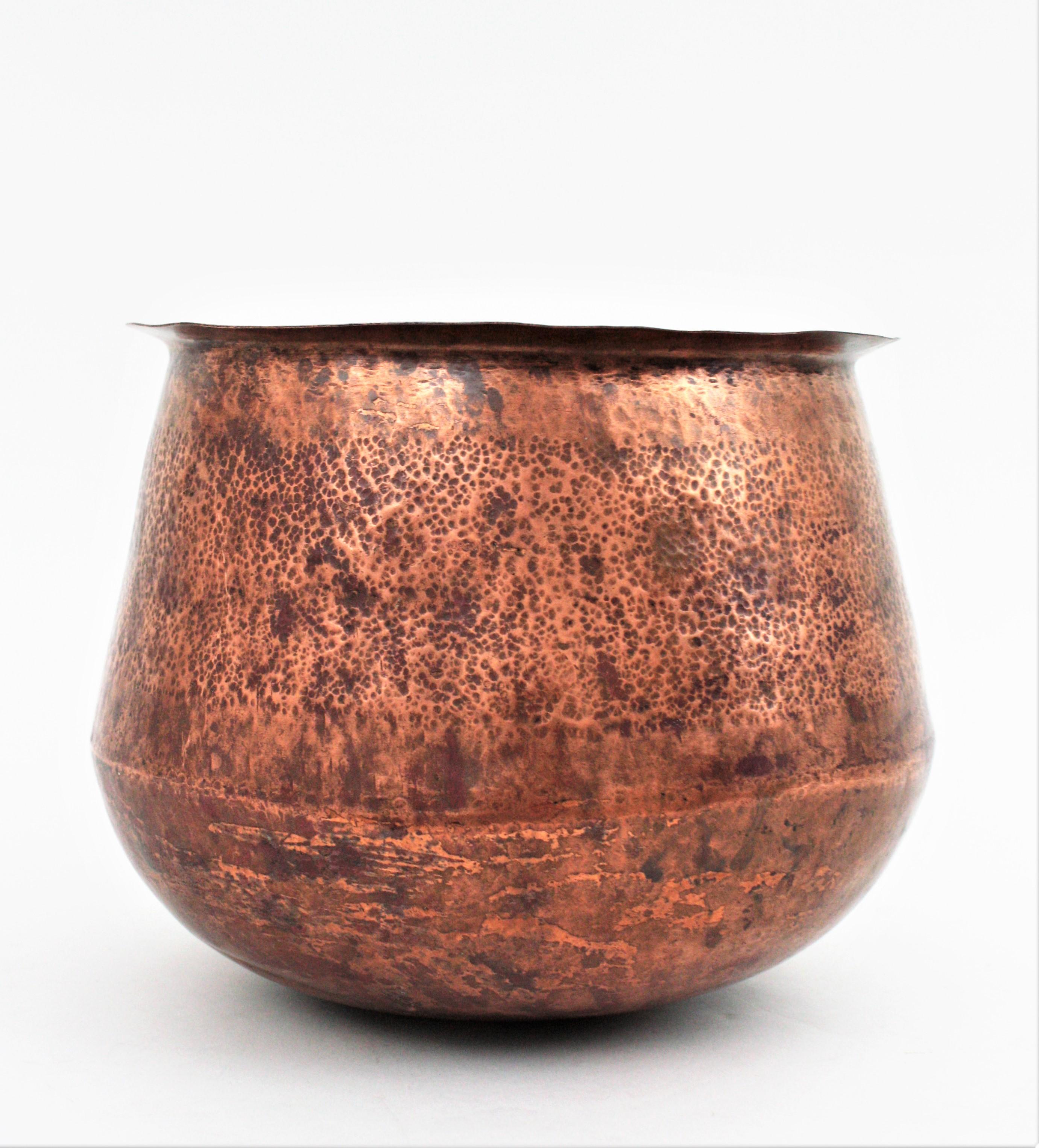 Hand Forged Copper Champagne Cooler Ice Bucket / Vessel In Good Condition For Sale In Barcelona, ES