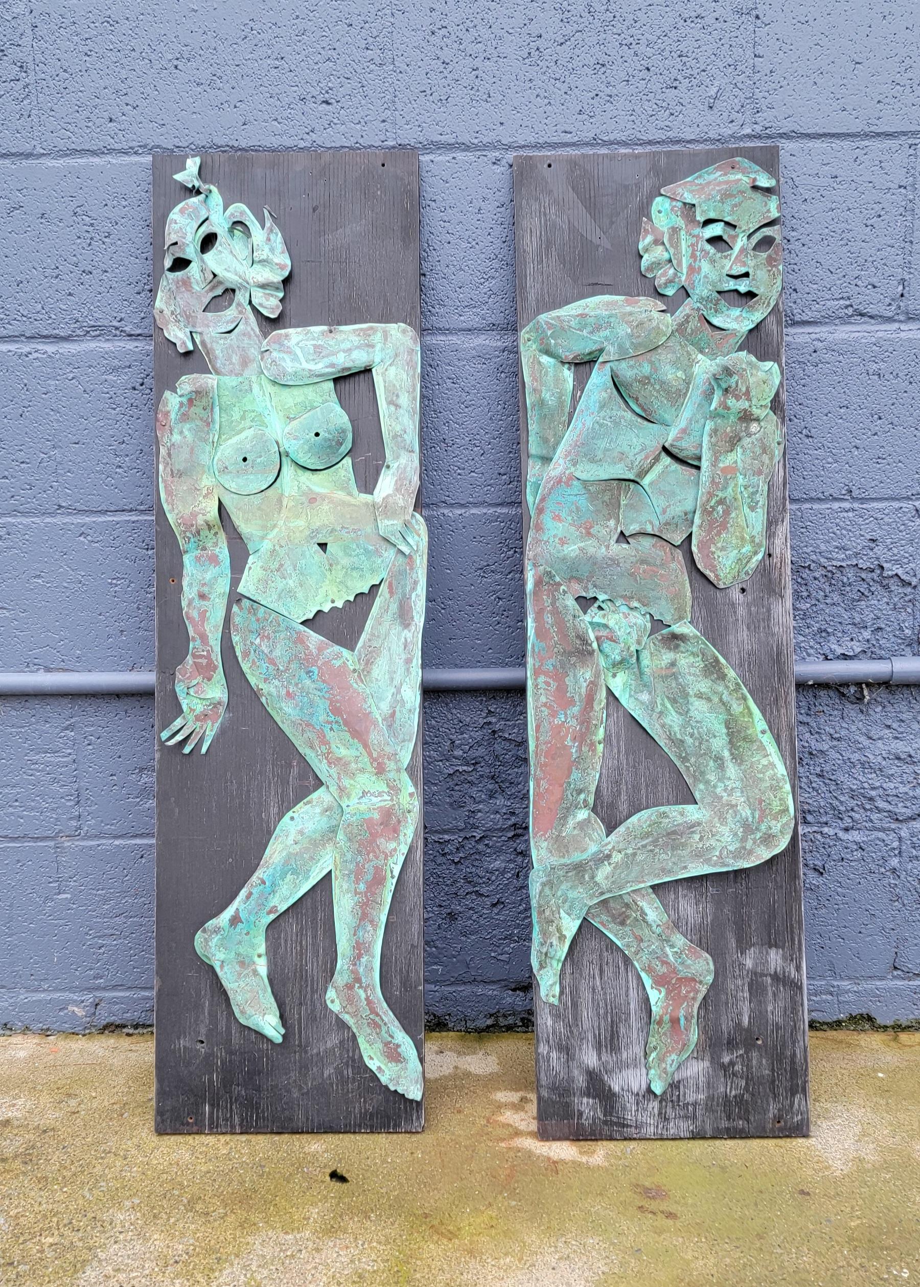 Paire unique de plaques murales de style moderne du milieu du siècle, réalisées à la main, représentant un homme et une femme nus. Peut-être Adams et Eve ? Feuilles de cuivre montées sur un panneau de bois peint. Circa. 1960's 70's. Artiste inconnu. 