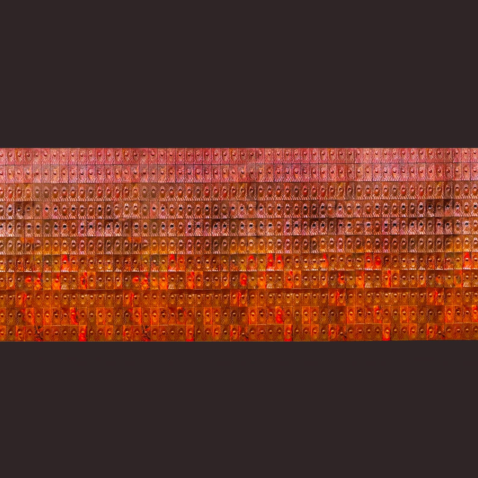 Auffällige Wandverkleidung aus Kupfer, entworfen von Edit Oborzil und Tibor Jeney,

cca. 1968 für das Hotel Helikon - Balaton Keszthely, Ungarn. 
Artistische rechteckige Kupferwandfliesen mit einem abstrakten Sonnenmotiv in konkaver, konvexer