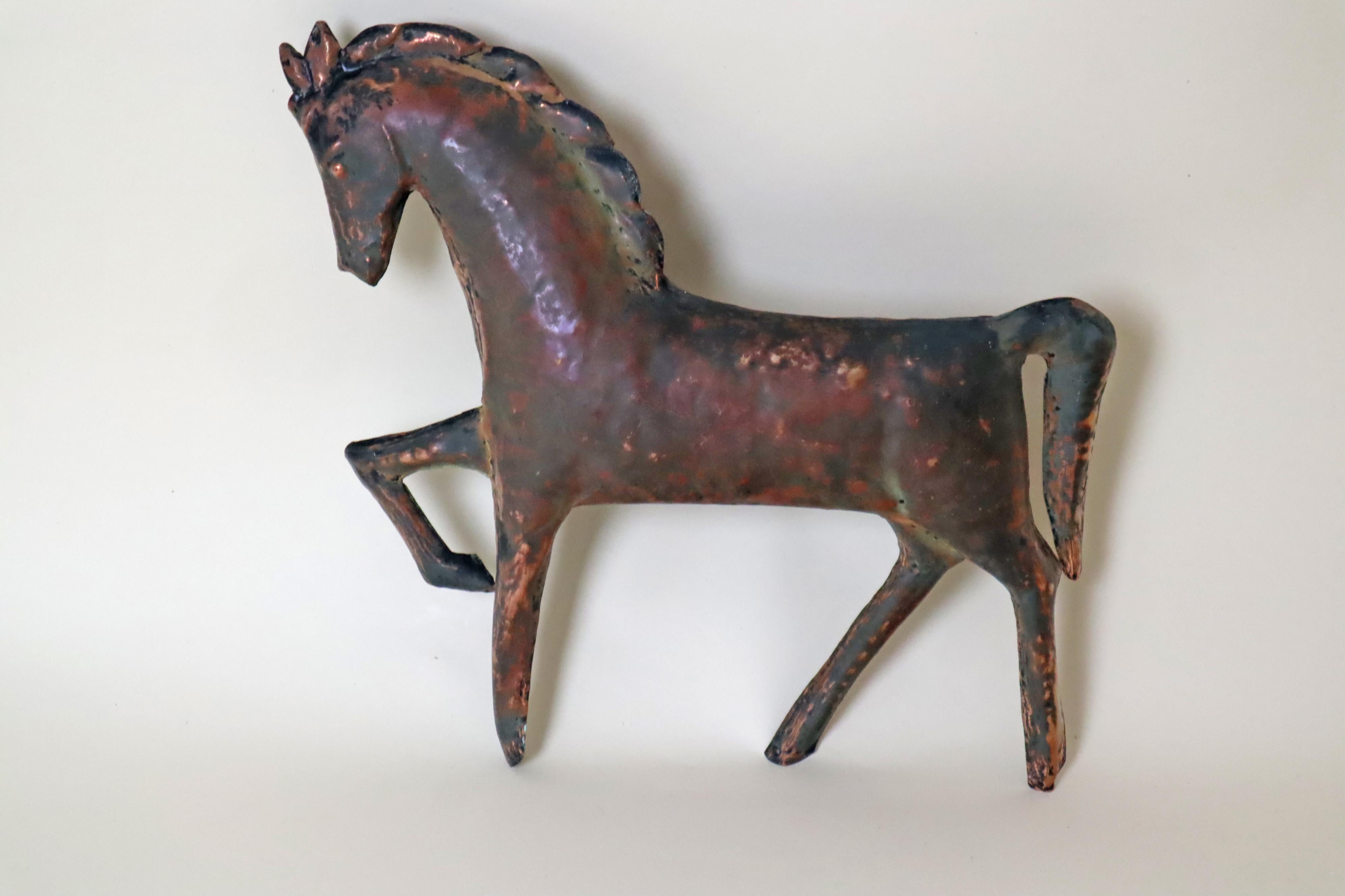 Questa bellissima lampada da parete, realizzata a mano, è stata creata con amore da un amante dell'arte e appassionato di cavalli. Il cavallo è stato scolpito a mano con amore e utilizza due lampadine E14 Edison. Per i nostri amici del mercato