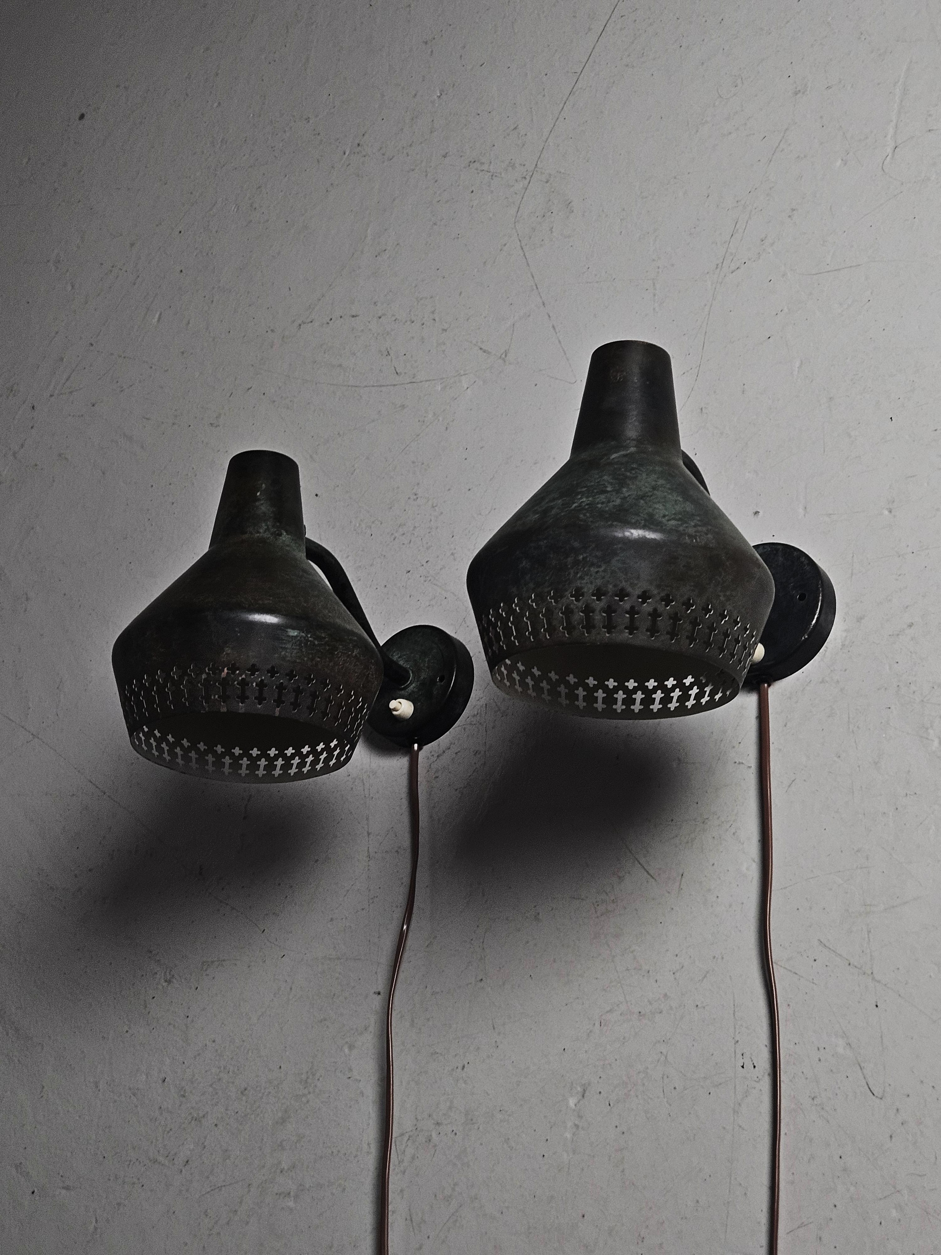 Una lámpara de pared de los años 40 muy bien ejecutada por Hans Bergström para Atelje Lyktan que actualmente es difícil de encontrar. Bergström utilizó cobre para este diseño específico, que obtuvo una admirable pátina con el paso del tiempo. La