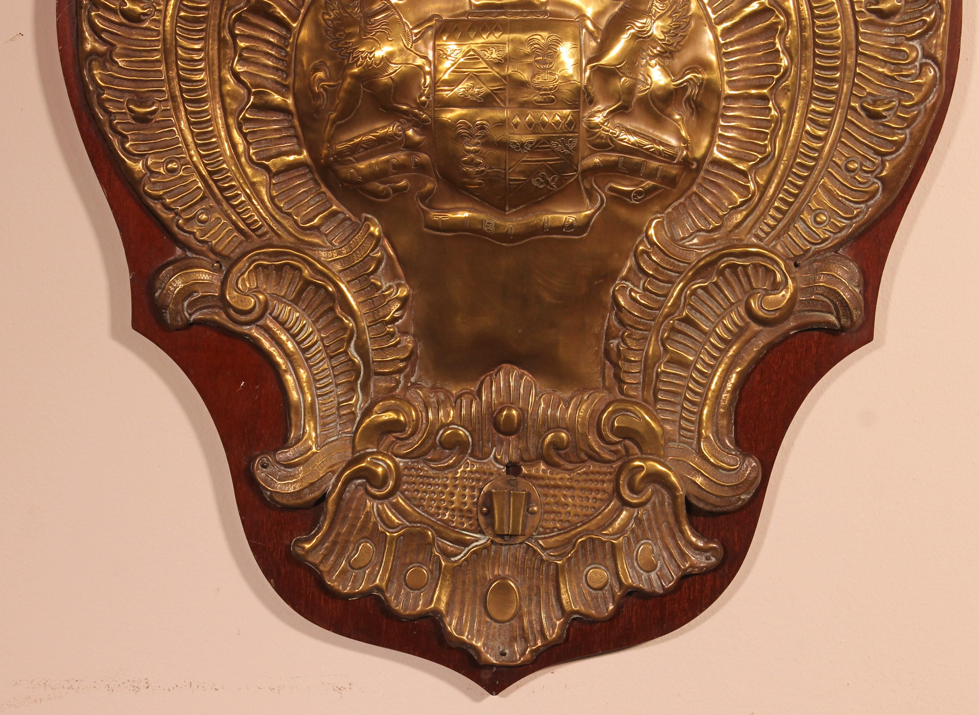 Superb copper wall pannel representing the coat of arms of a 19th century English noble family.
It rests on a mahogany frame.
Very nice work.
Object of curiosity.
 