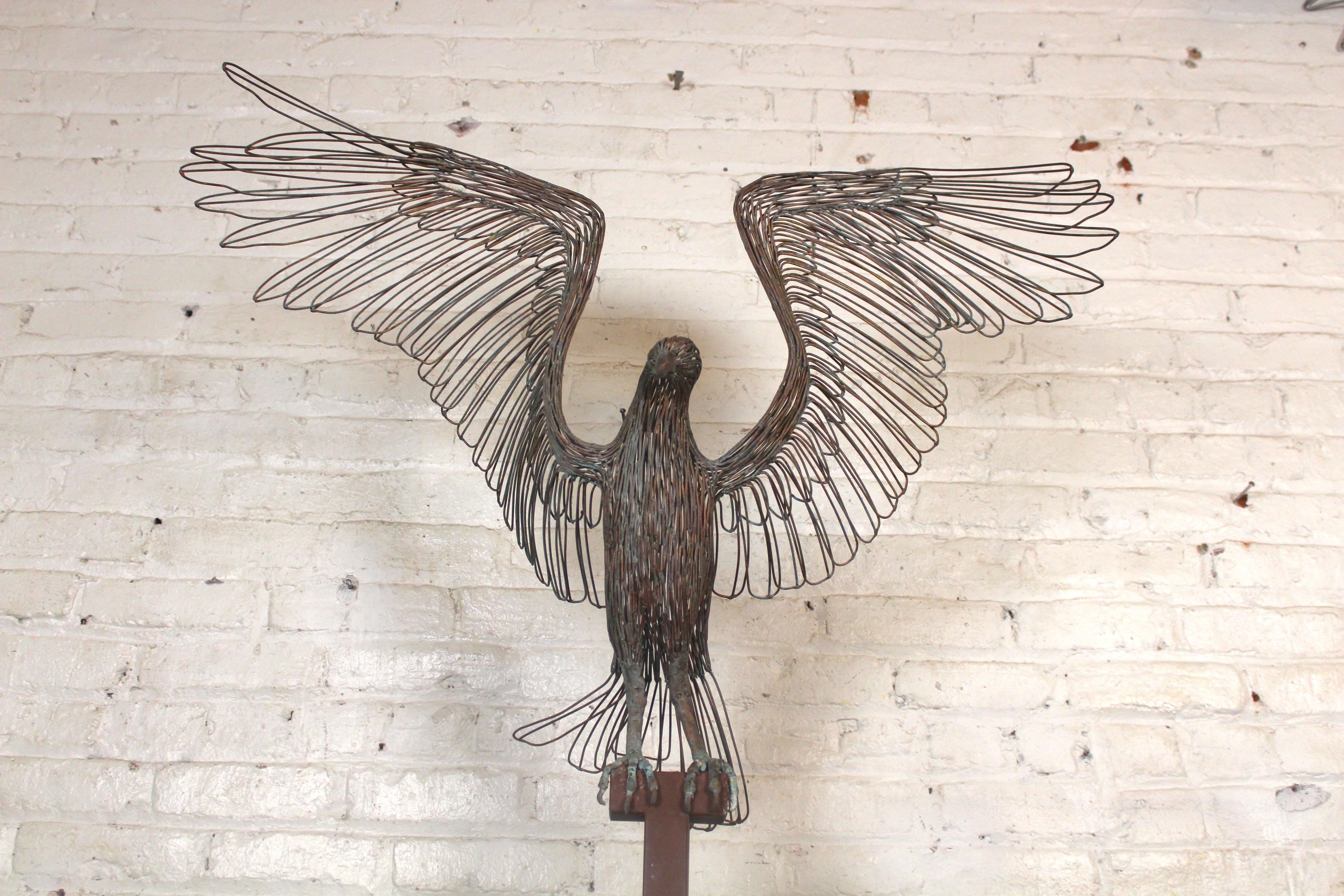 Grande scultura fatta a mano di un'aquila appollaiata su un blocco di metallo. Realizzato con corde di rame saldate insieme per creare la struttura di un'aquila. Con un'apertura alare di 35 pollici e un'altezza di quasi un metro e mezzo.
Si prega di