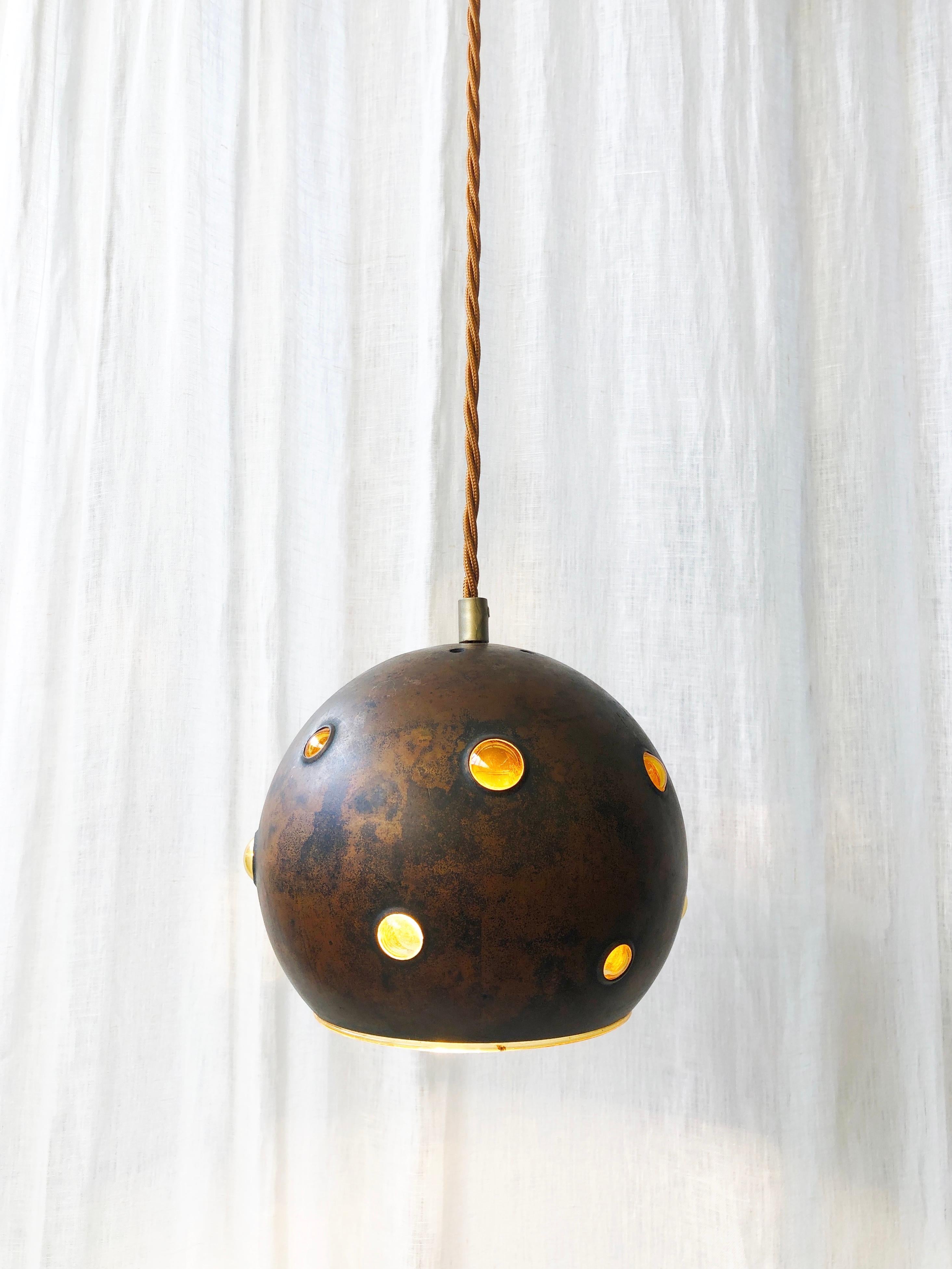 Mid-Century Modern Lampe à suspension en forme de bulle en cuivre et verre ambré de Nanny Still pour RAAK, Finlande, années 1960 en vente