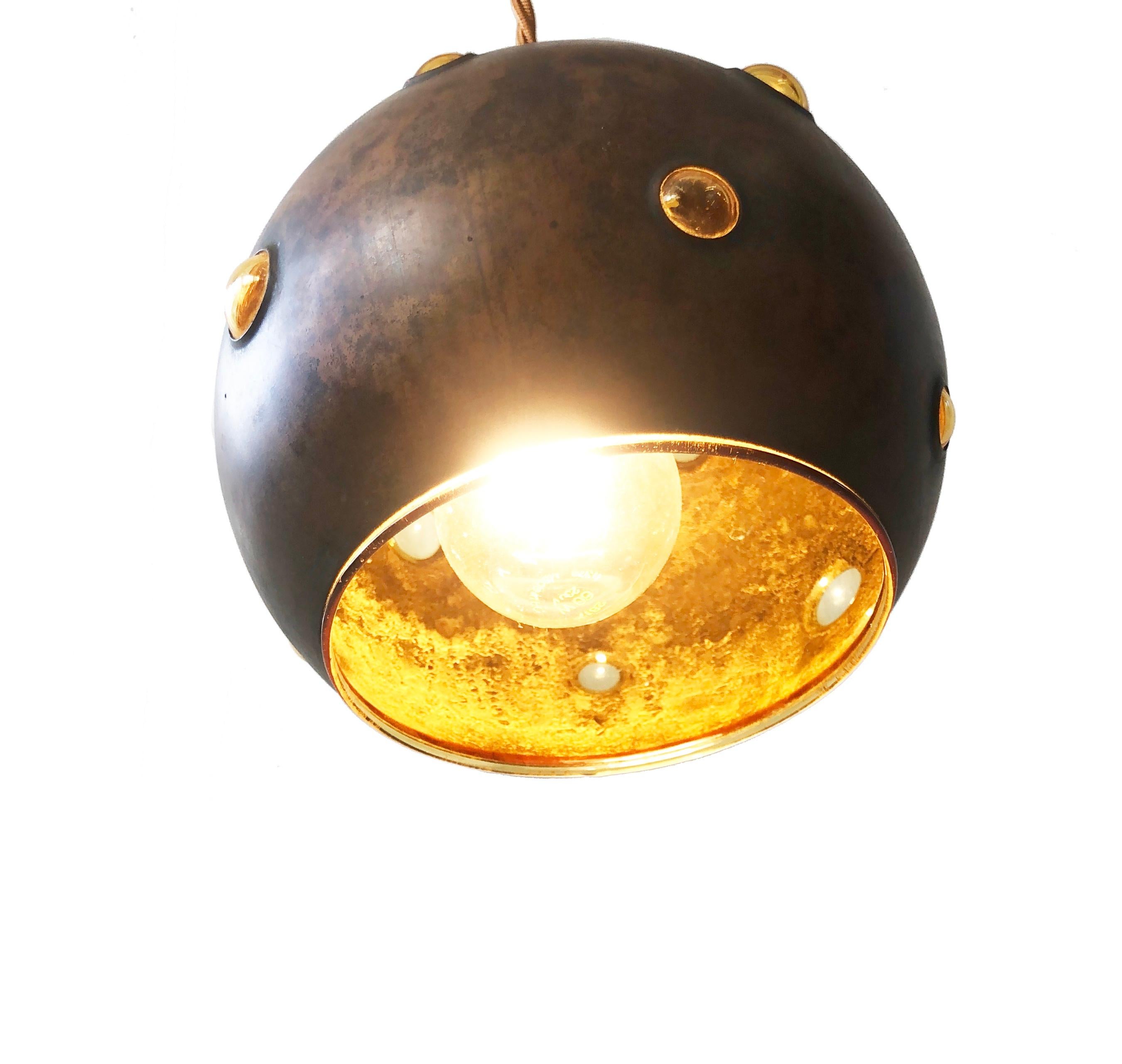 Néerlandais Lampe à suspension en forme de bulle en cuivre et verre ambré de Nanny Still pour RAAK, Finlande, années 1960 en vente