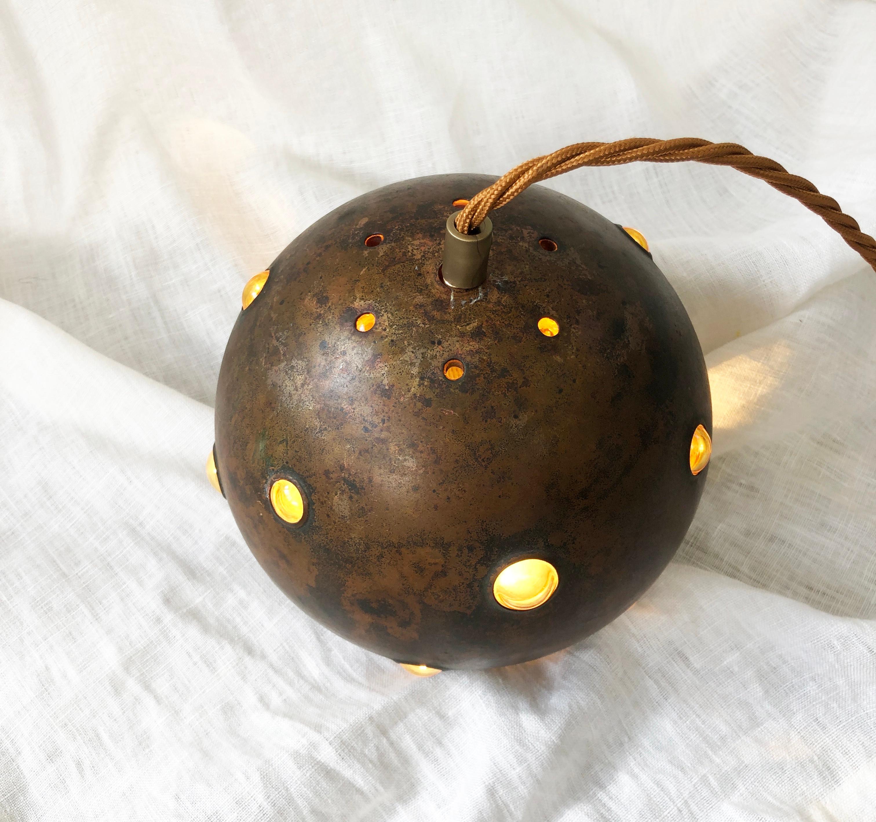 Fait main Lampe à suspension en forme de bulle en cuivre et verre ambré de Nanny Still pour RAAK, Finlande, années 1960 en vente