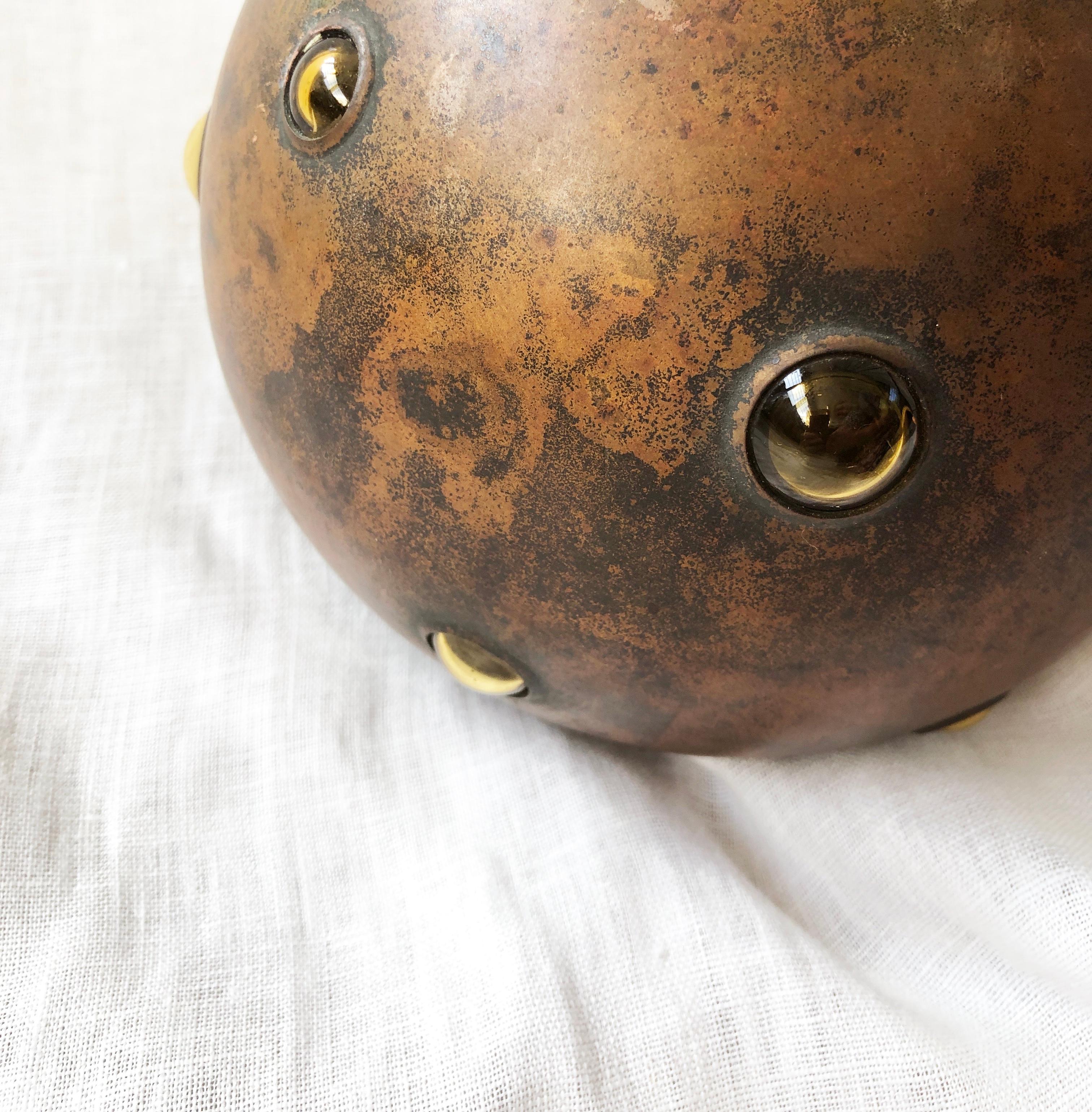 Cuivre Lampe à suspension en forme de bulle en cuivre et verre ambré de Nanny Still pour RAAK, Finlande, années 1960 en vente