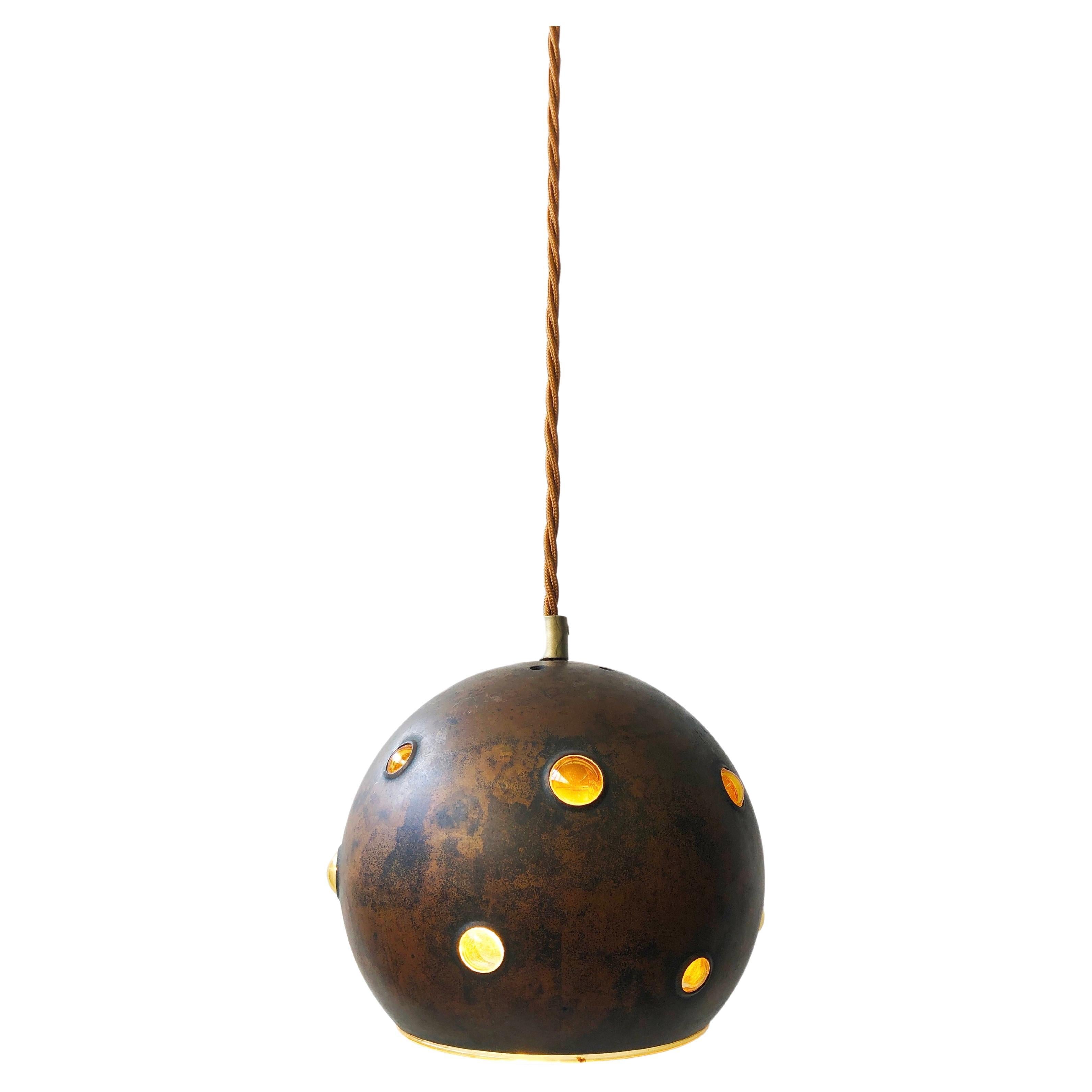 Lampe à suspension en forme de bulle en cuivre et verre ambré de Nanny Still pour RAAK, Finlande, années 1960