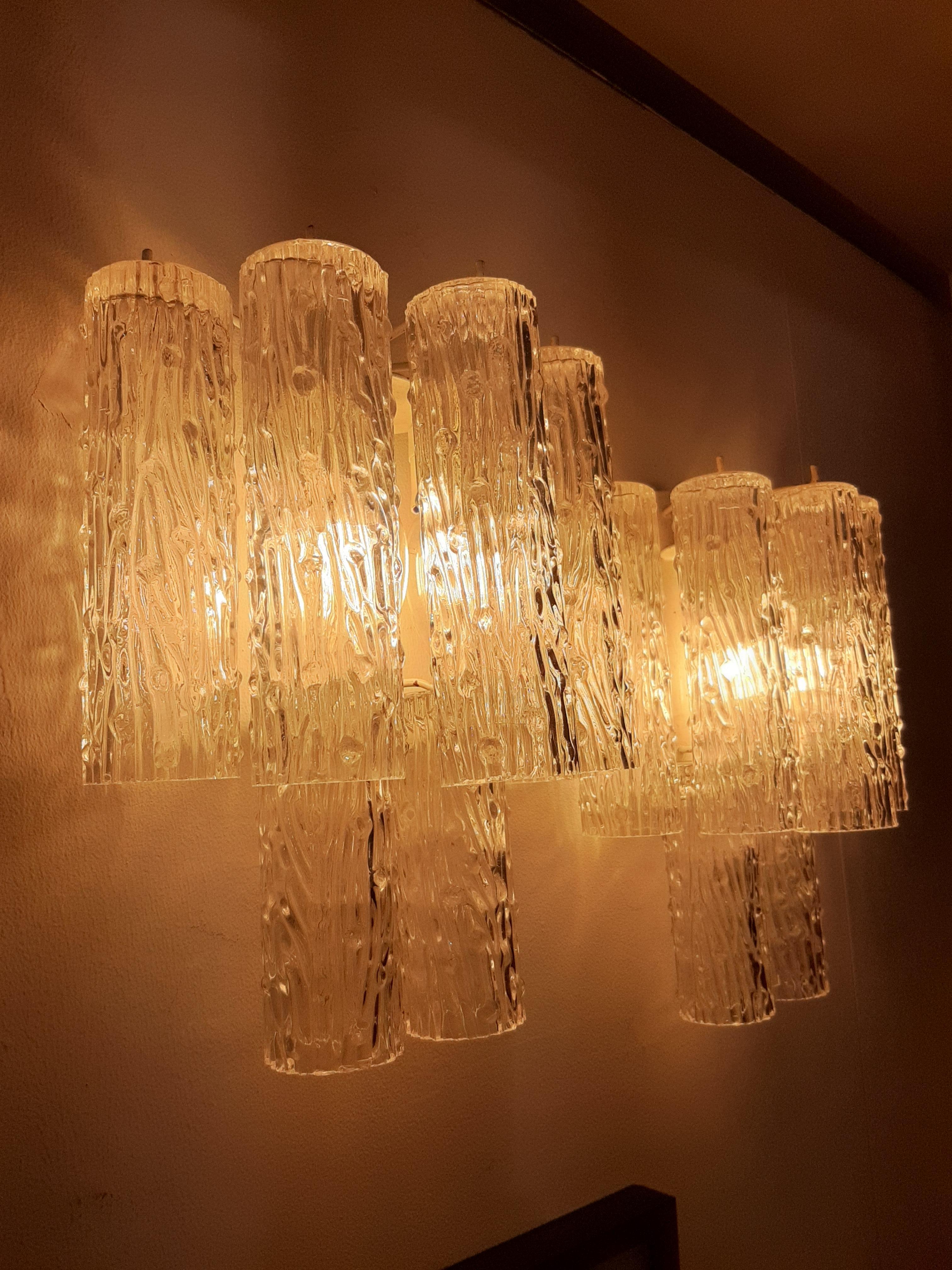 Coppia di lampada da parete disegnate da Toni Zuccheri negli anni '60 e prodotta da Venini in Italia.
Eleganti e raffinate lampade in vetro di Venini perfettamente funzionanti.