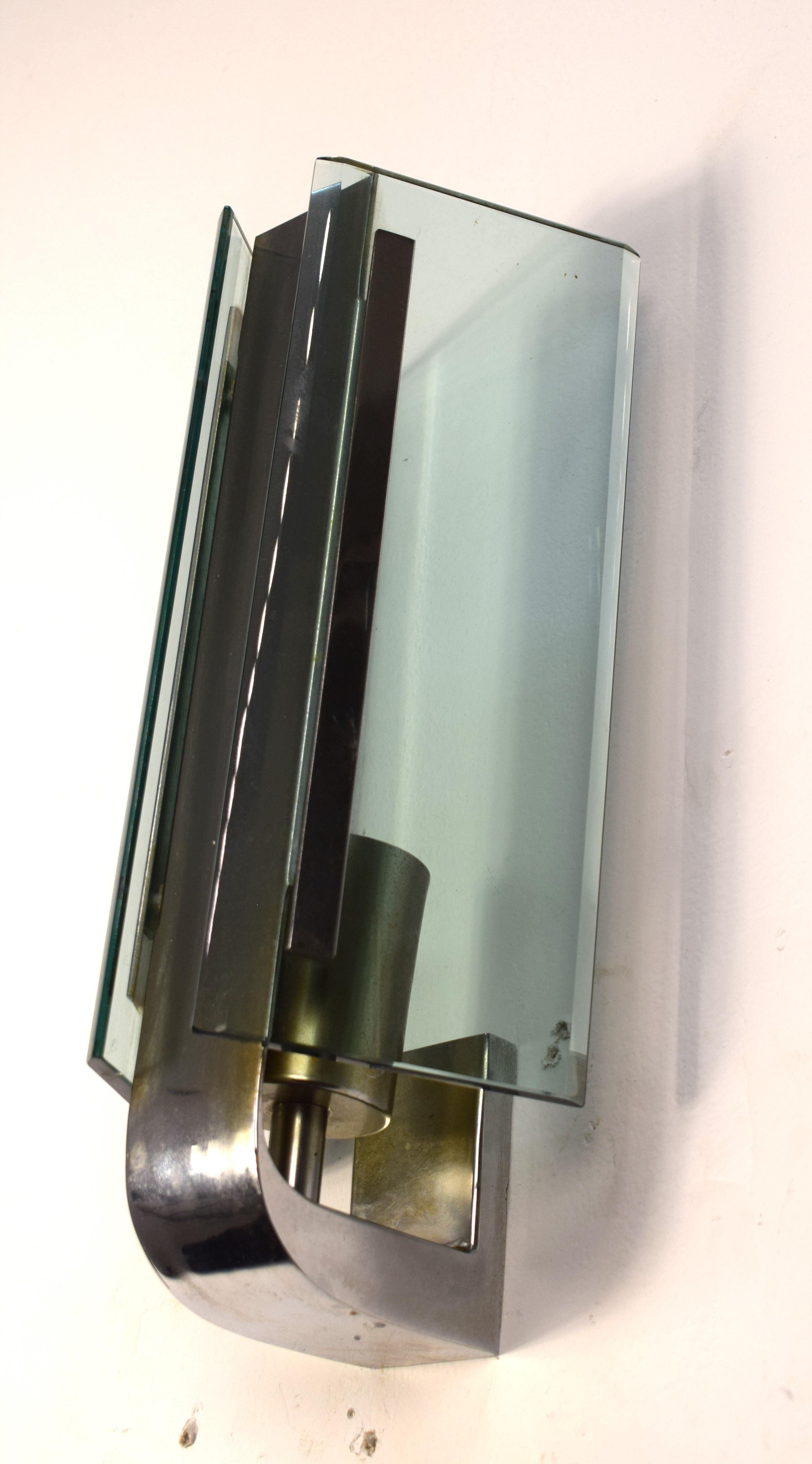Coppia applique in vetro colorato e ottone cromato, produzione Italiana degli anni '60 circa.
Funzionanti, buone condizioni generali, piccolo difetto nel vetro, vedere foto.
Dimensioni: H= 27 cm; L= 11 cm; P= 10 cm.
Si garantisce imballaggio