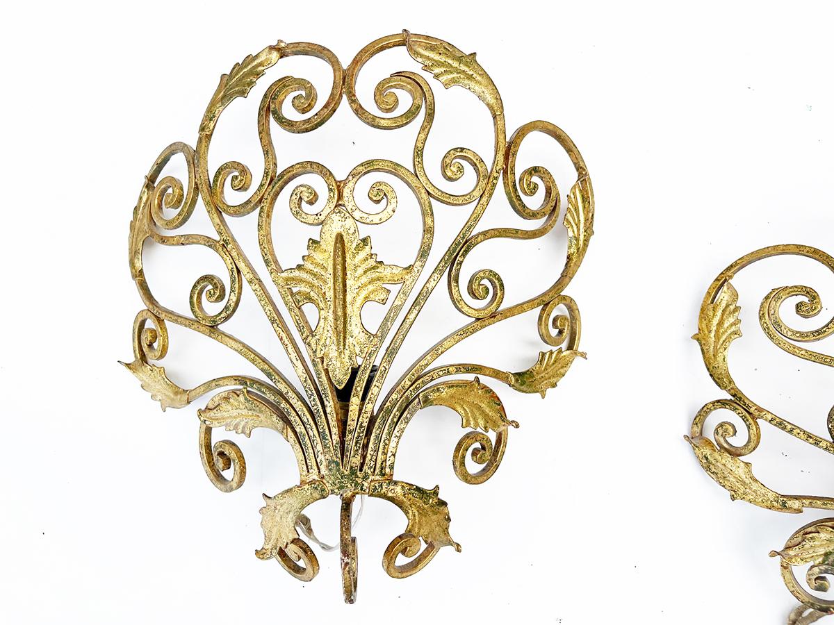 Pair of Gold Wrought Iron Appliques attr. Necks '50 -Design-

Anno: 1950 circa attr. Pierluigi Colli

Materials: Hand-forged and gold-decorated wrought iron, arched with electrical system to be revised

Condition: Very Good, some signs of age