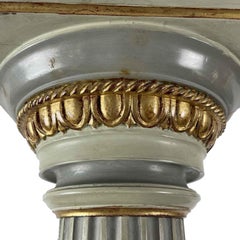 Coppia Colonne Italiane Verde Chiaro e Oro con Intaglio Stile Dorico XX Secolo