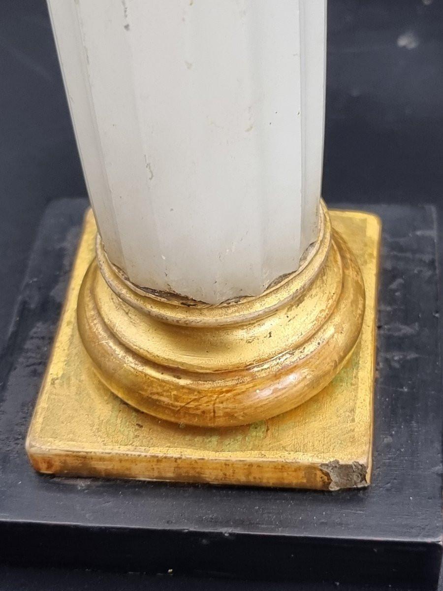 Rara e raffinata coppia di colonne decorative in stile neoclassico, realizzate nel primo quarto del XIX secolo, probabilmente in area austro-veneta. L’opera presenta una struttura composita di grande equilibrio formale: il fusto, interamente