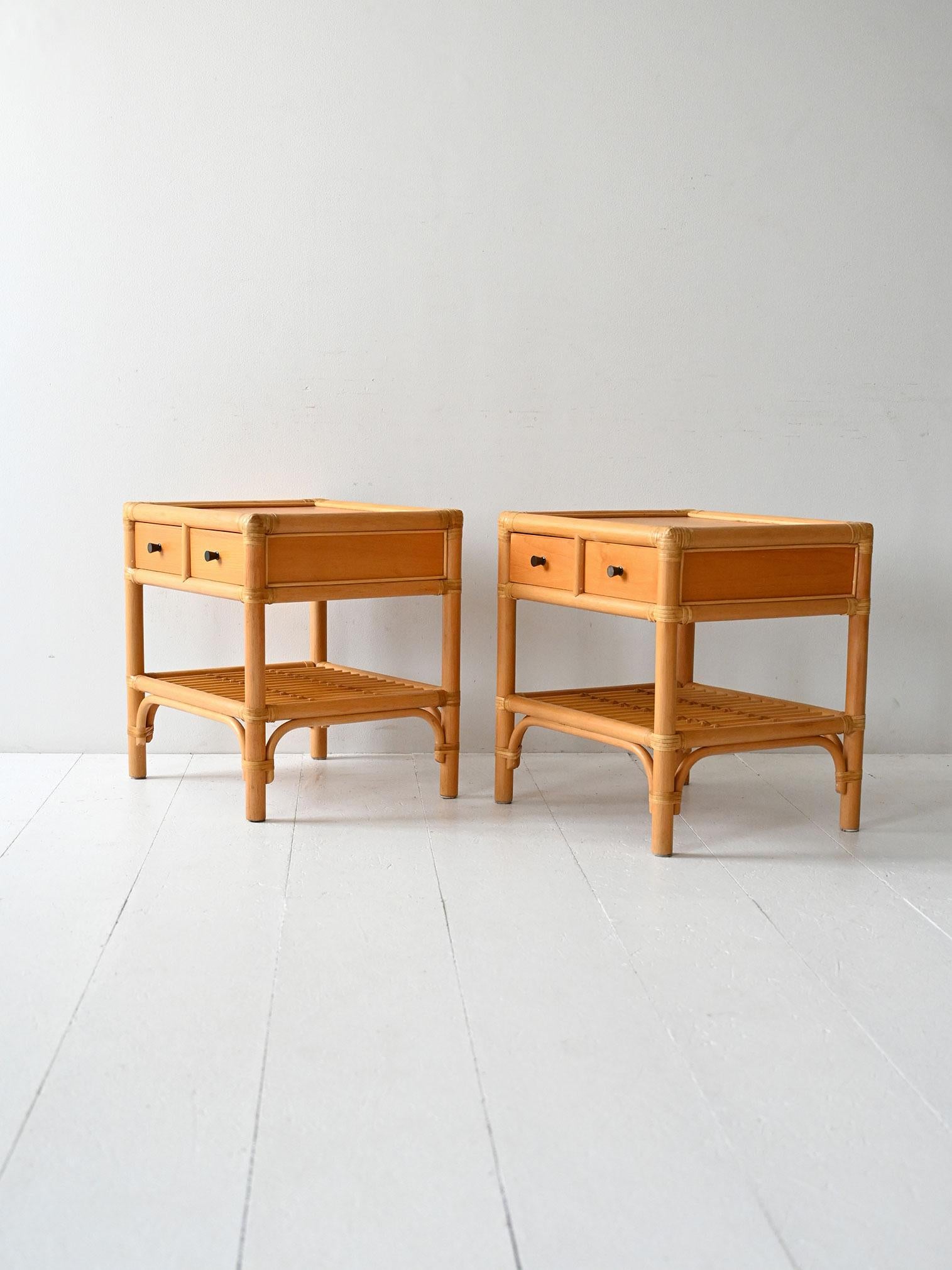 Paire de tables de chevet scandinaves des années 1960 avec structure en bambou, étagère en rotin et tiroirs en hêtre. Conception compacte.

Paire de tables de chevet scandinaves produites par DUX dans les années 1960. Le cadre en bambou comporte une