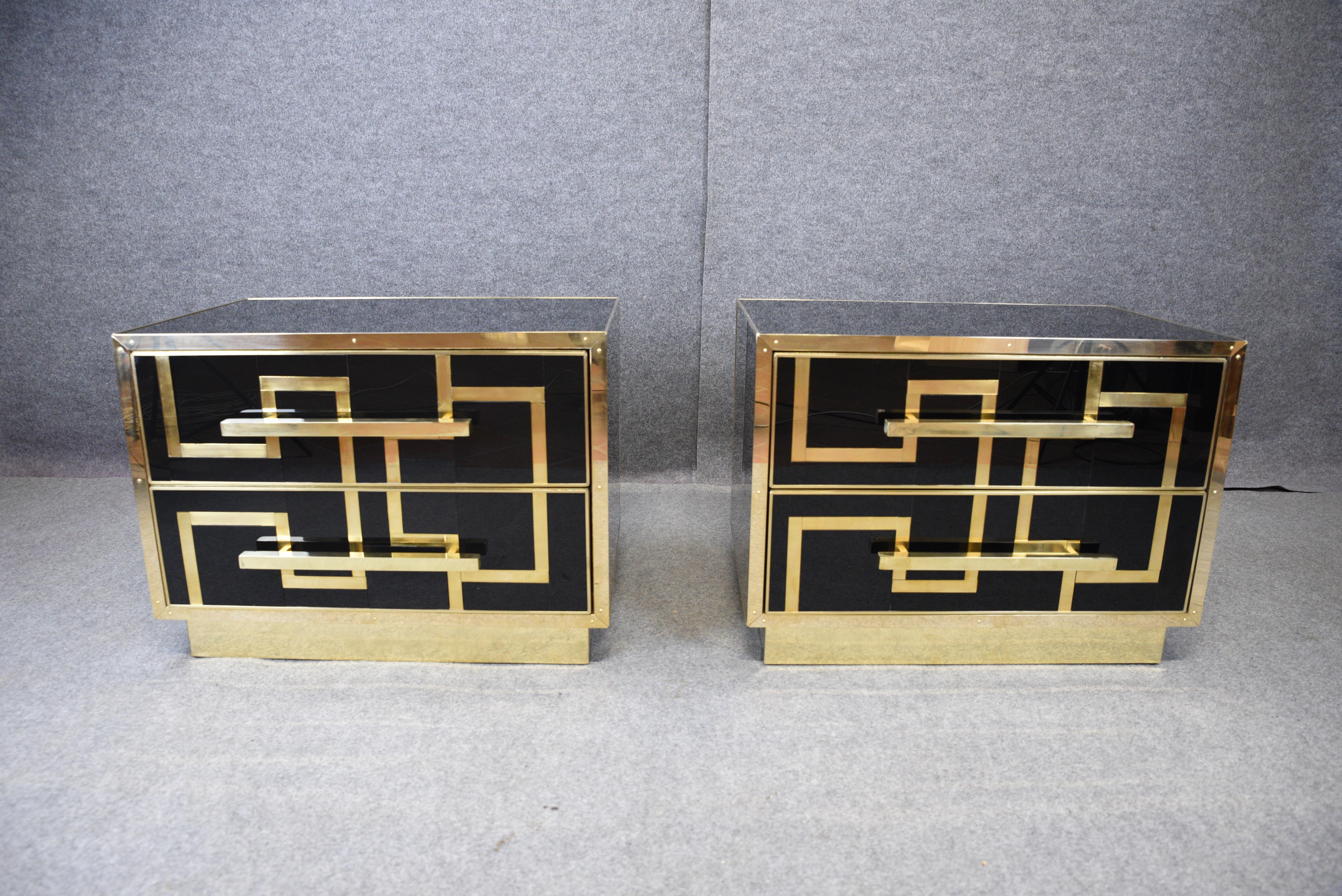 I nostri comodini artigianali offrono un'eleganza senza tempo con il loro design raffinato. Caratterizzati da comodini in vetro opalino nero e dettagli intarsi in ottone, aggiungono un tocco di lusso ad ogni stanza. 

Le maniglie e i piedi in ottone
