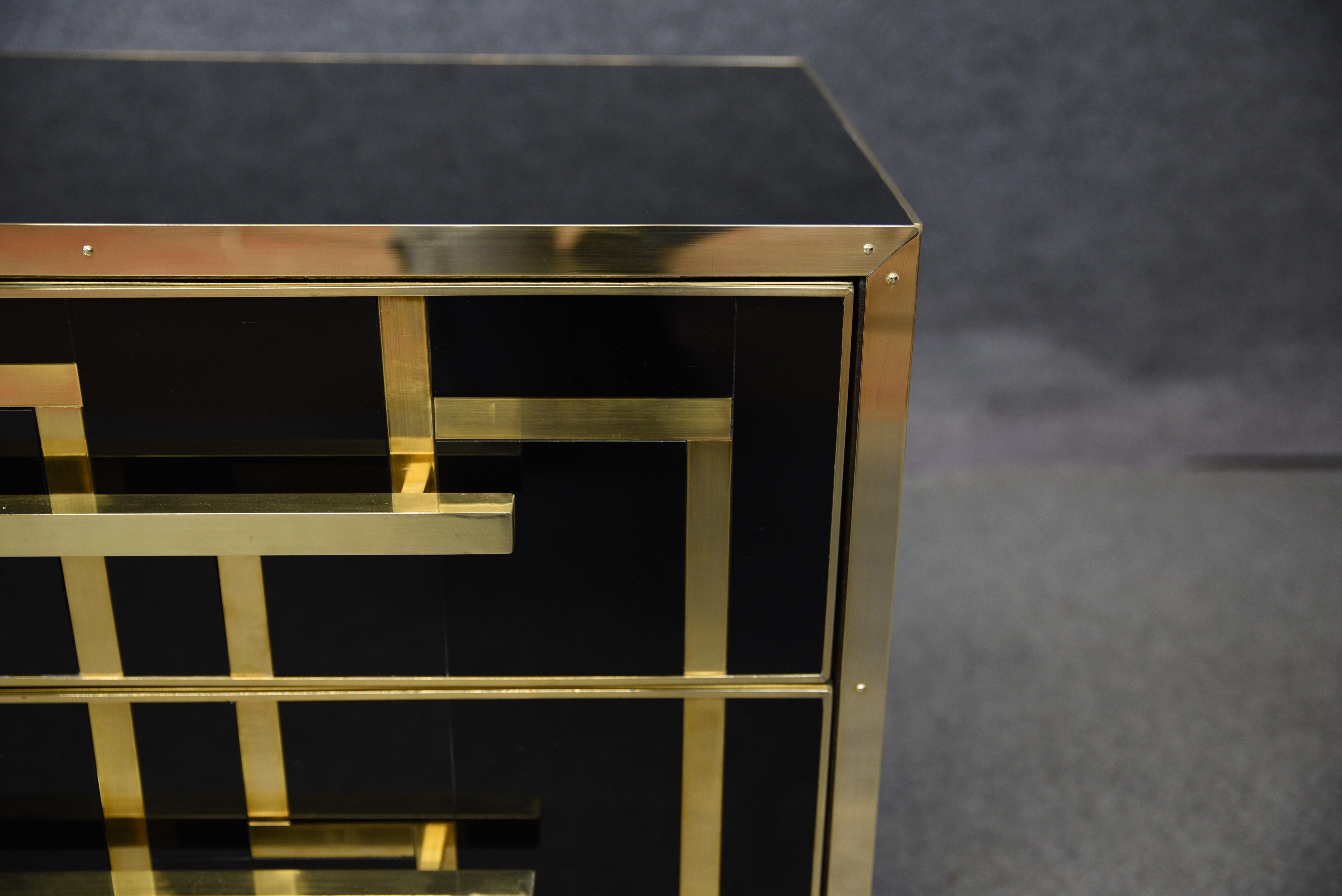 Brass Coppia comodini  legno, vetro nero, intarsio in ottone stile anni 50 For Sale