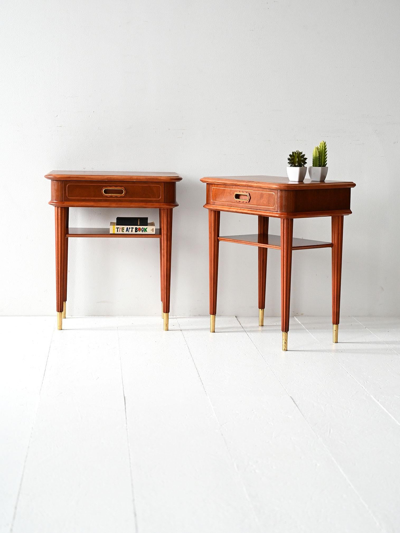 Élégante paire de tables de chevet en acajou avec pieds sculptés, incrustations de bouleau et poignée sculptée sur le tiroir avant.

Paire de tables de chevet scandinaves des années 1940 en acajou, avec inserts en bouleau et pieds en laiton. Les