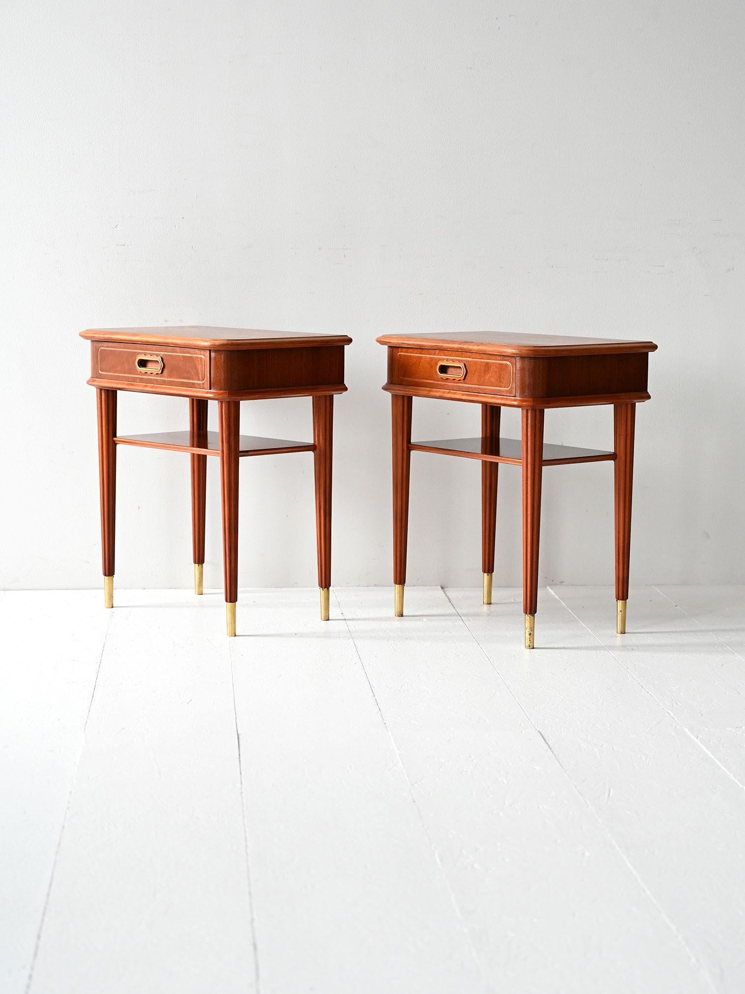 Scandinave moderne Paire de tables de chevet scandinaves en acajou des années 1940 en vente