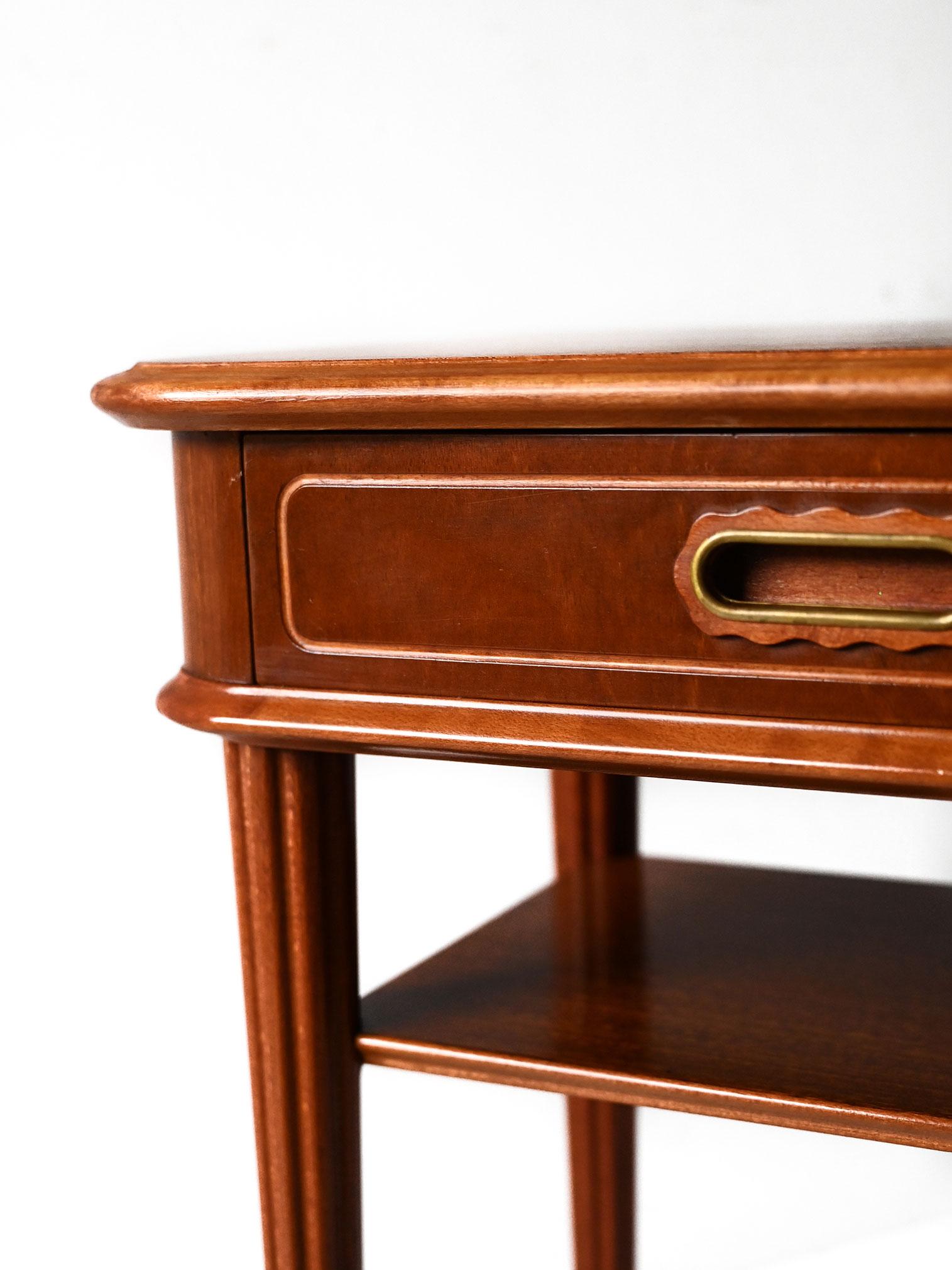 Mid-20th Century Paire de tables de chevet scandinaves en acajou des années 1940 en vente