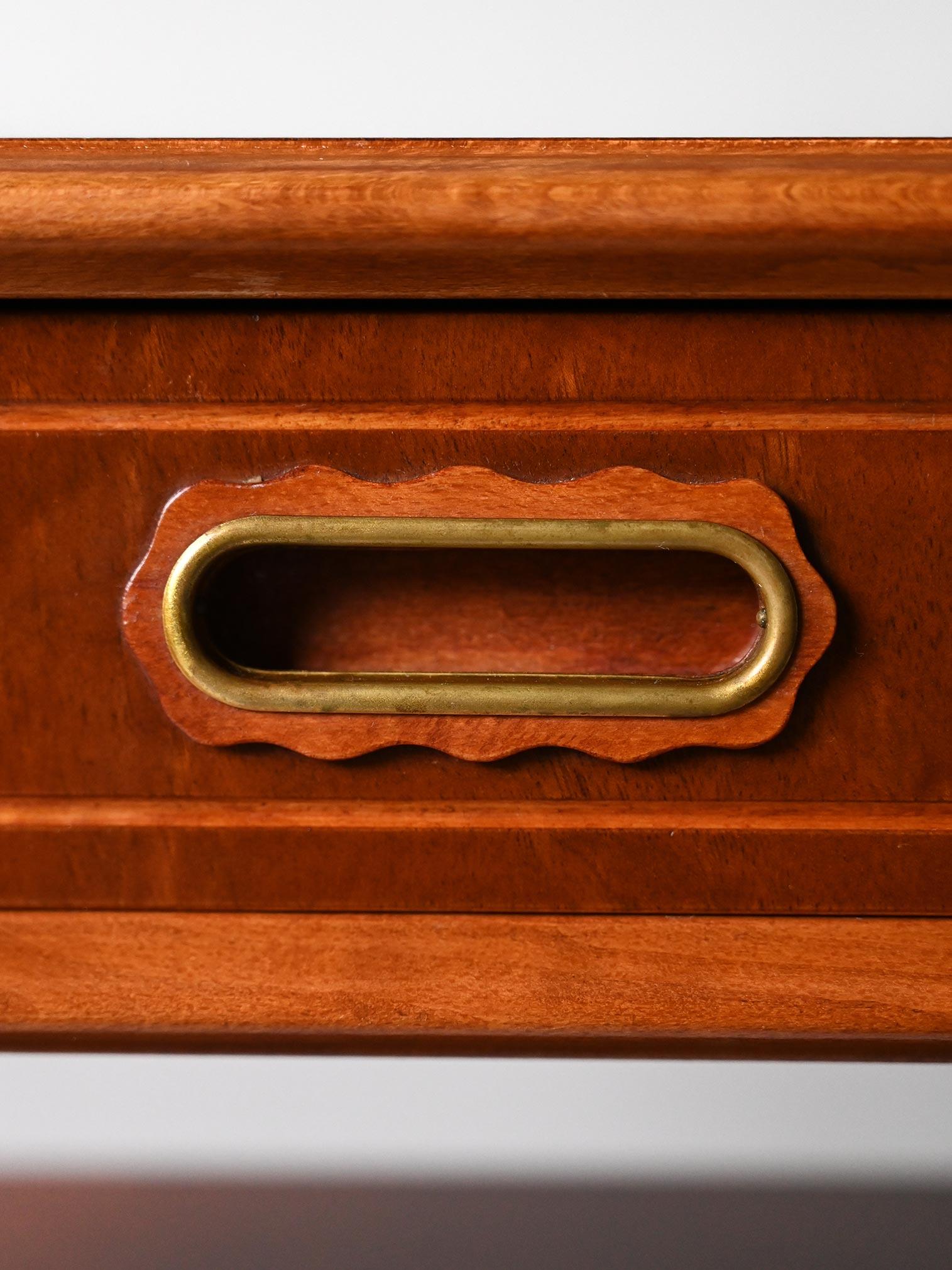 Paire de tables de chevet scandinaves en acajou des années 1940 en vente 1