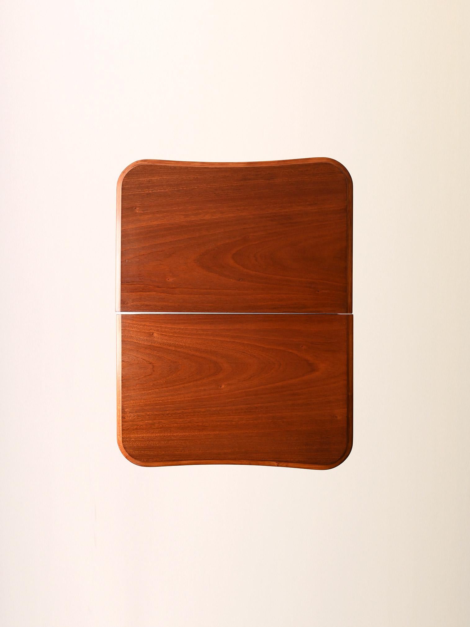 Paire de tables de chevet scandinaves en acajou des années 1940 en vente 2