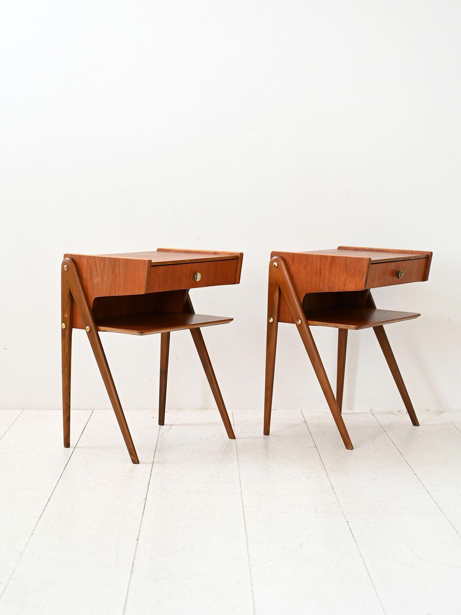 Scandinavo moderno Coppia comodini scandinavi anni 50 con mensola in vendita