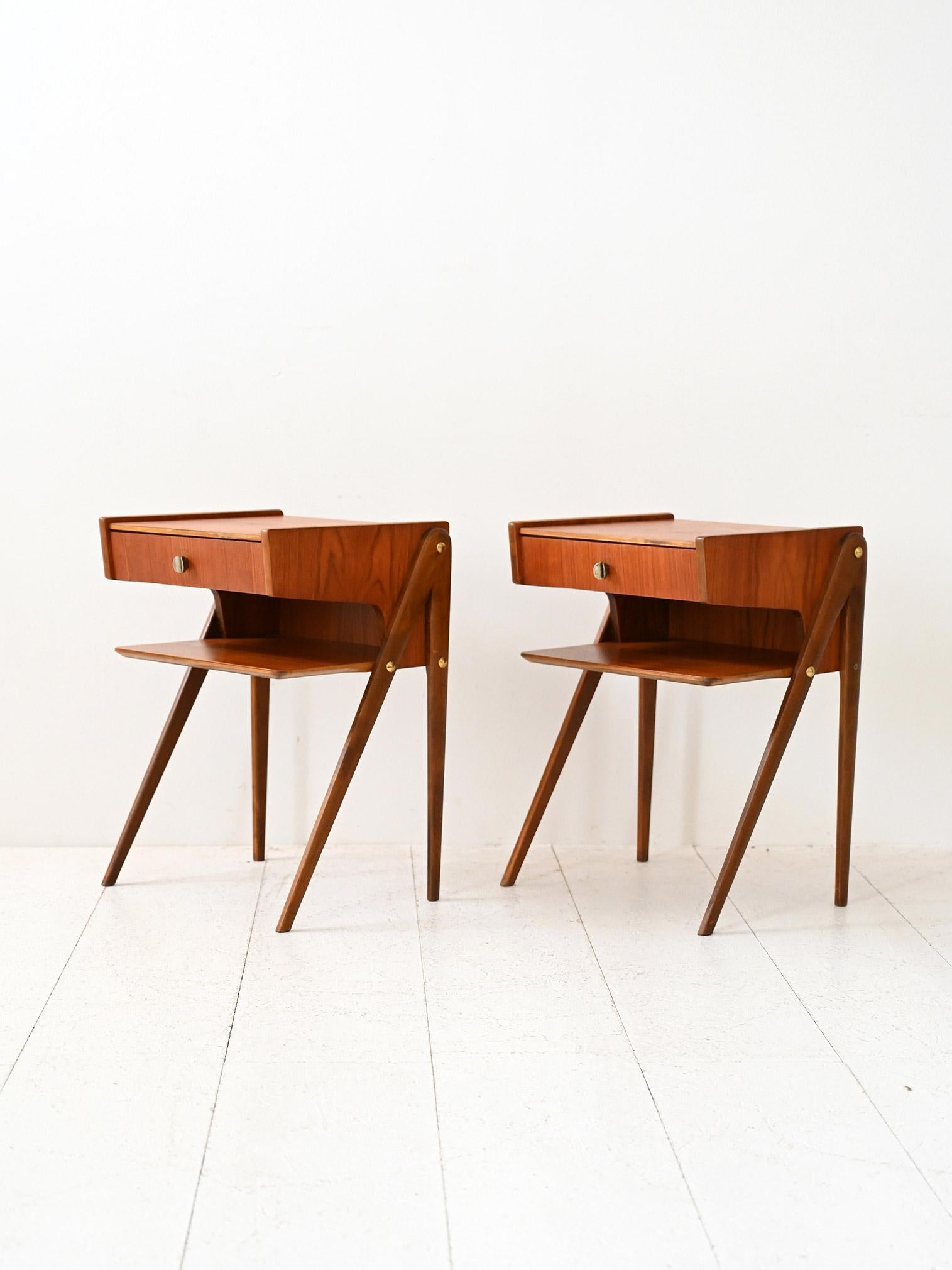 Scandinavian Coppia comodini scandinavi anni 50 con mensola in vendita