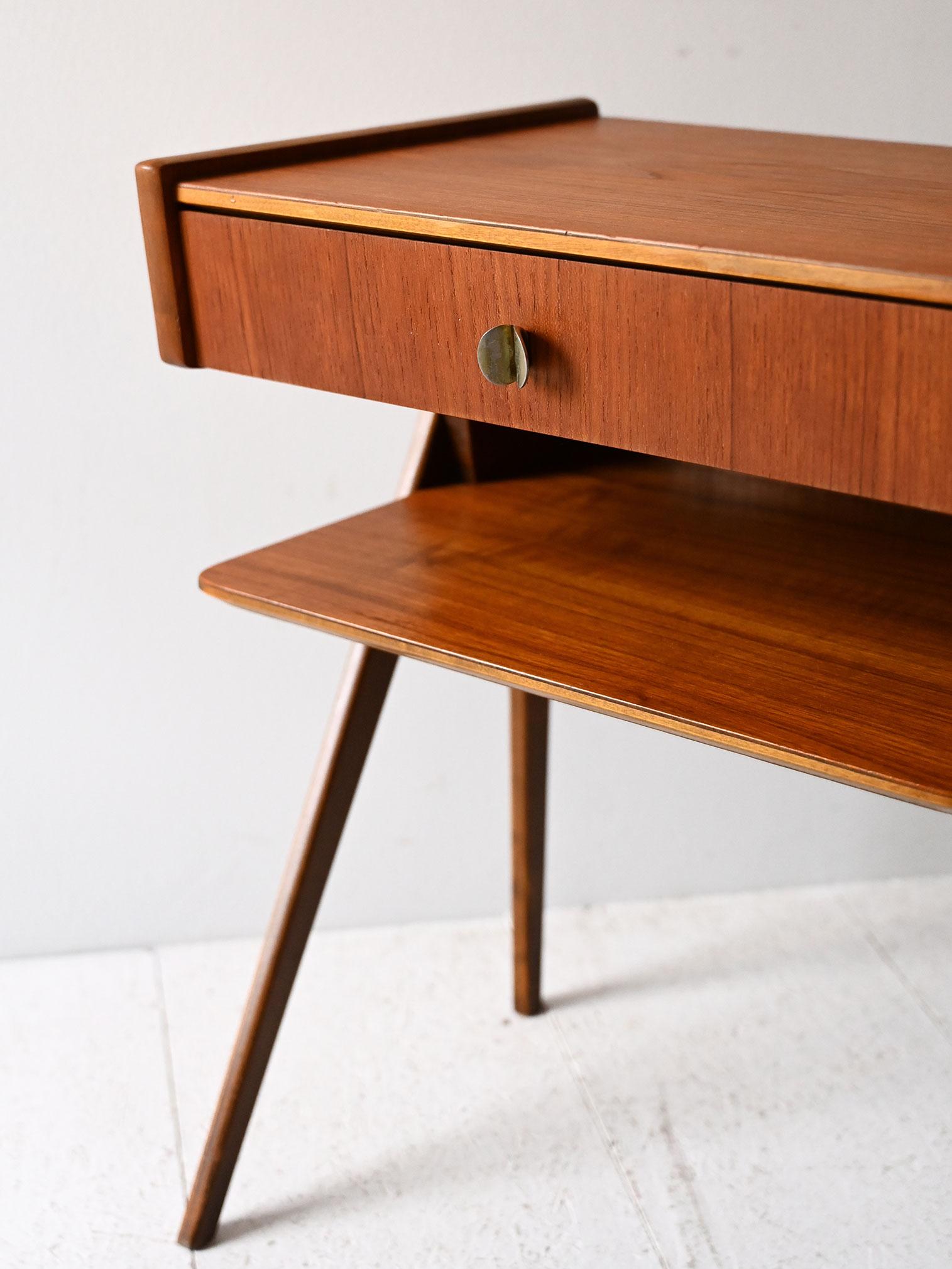 Mid-20th Century Coppia comodini scandinavi anni 50 con mensola in vendita