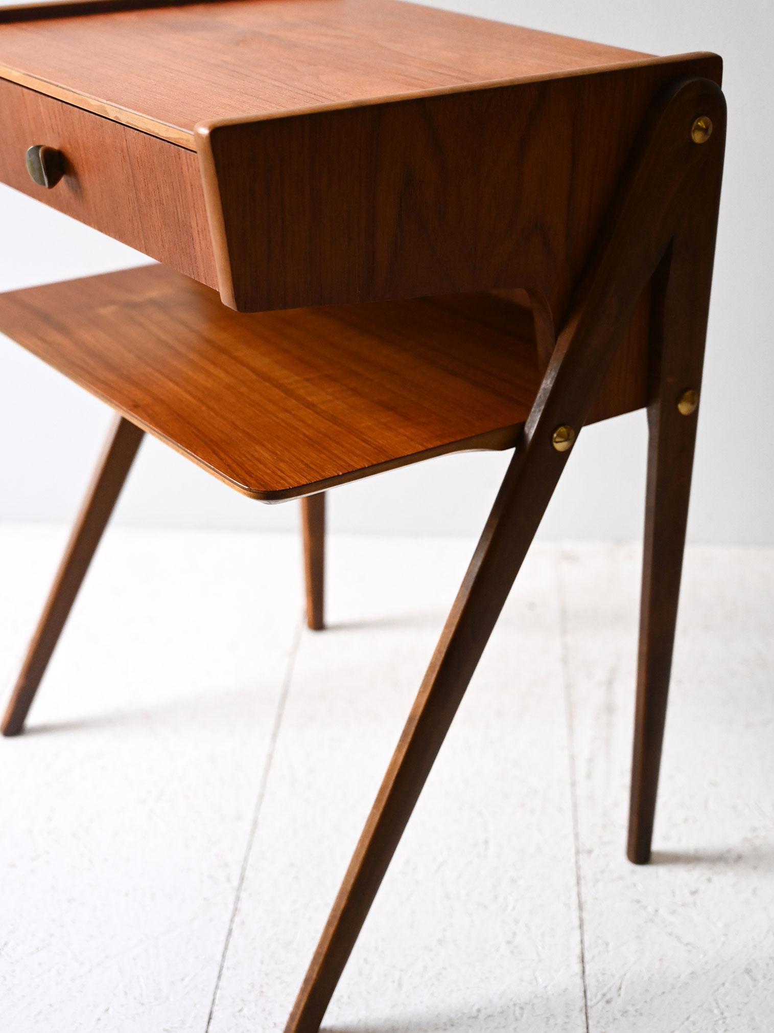 Teak Coppia comodini scandinavi anni 50 con mensola in vendita