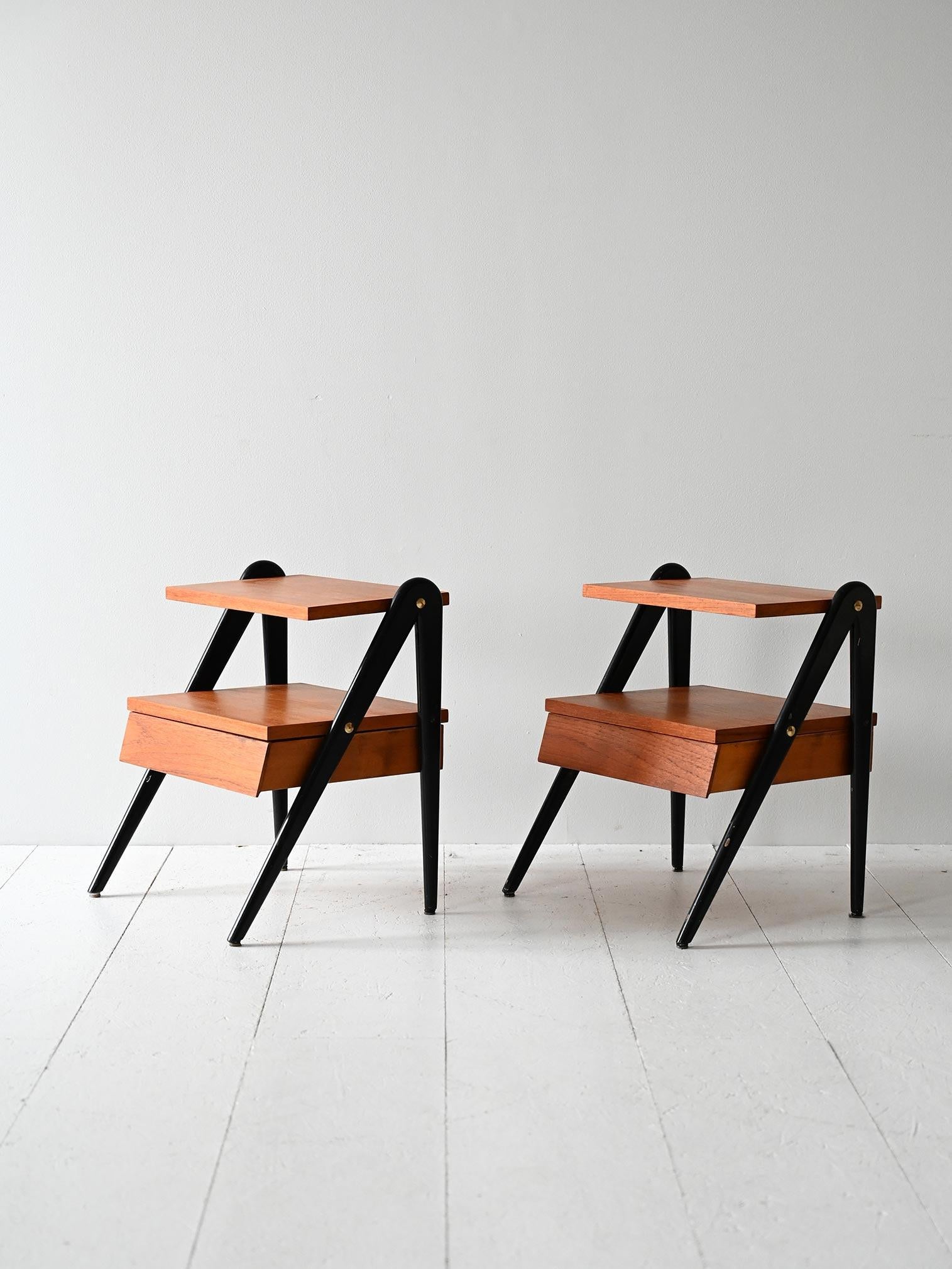 Scandinave moderne Paire de tables de chevet scandinaves des années 1960 avec détails noirs en vente