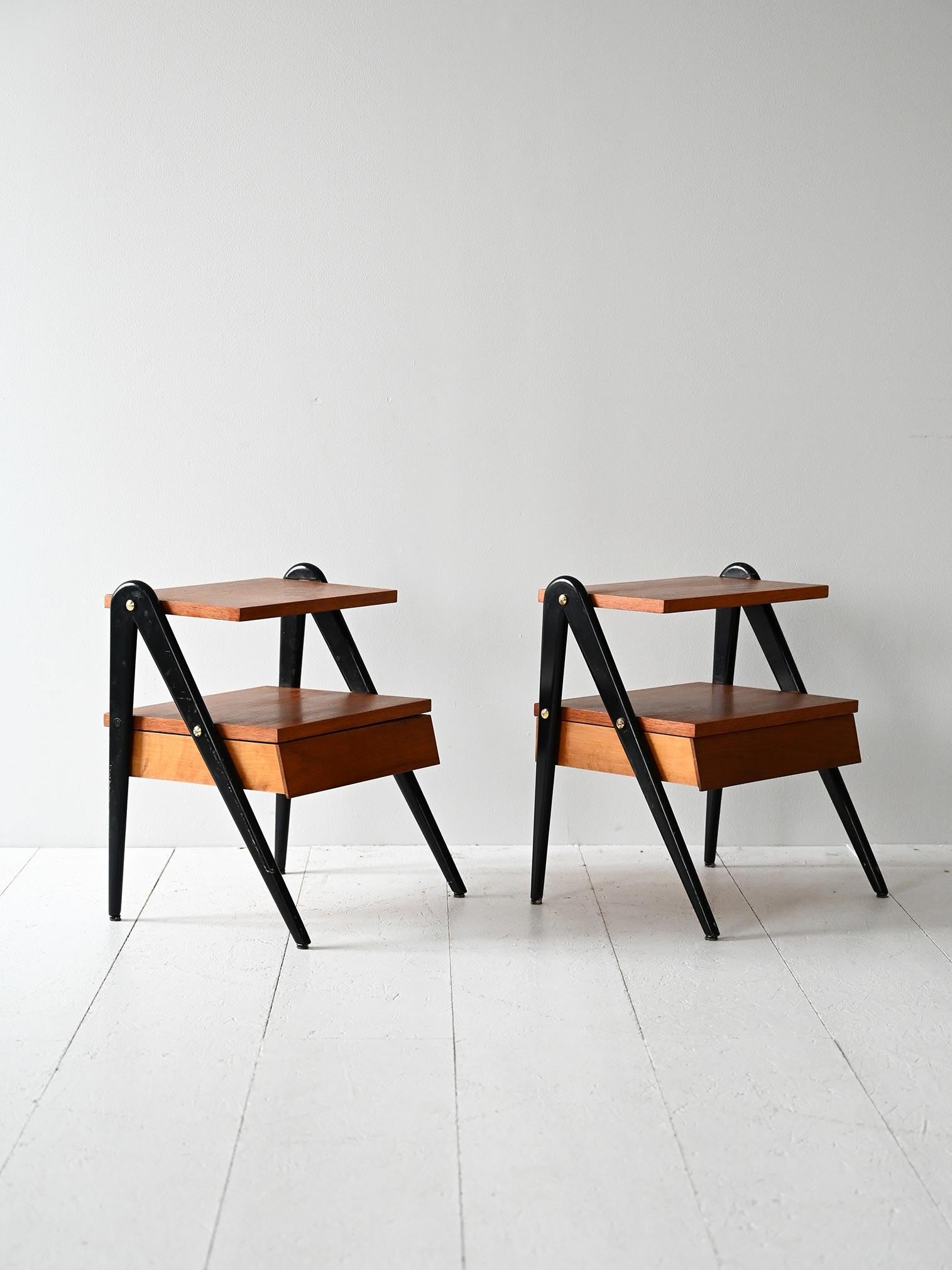 Scandinavian Paire de tables de chevet scandinaves des années 1960 avec détails noirs en vente
