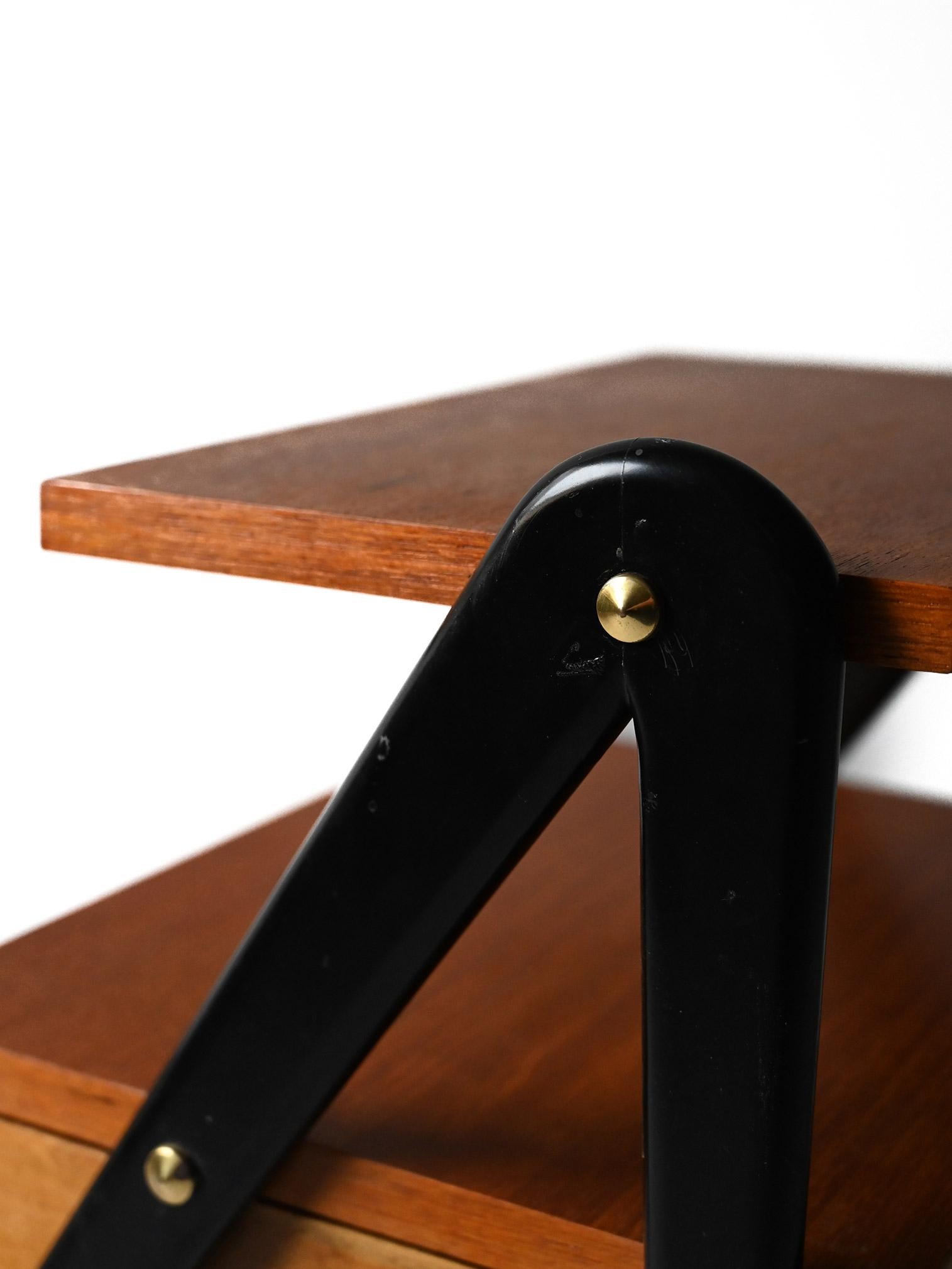 Paire de tables de chevet scandinaves des années 1960 avec détails noirs Bon état - En vente à Brescia, IT