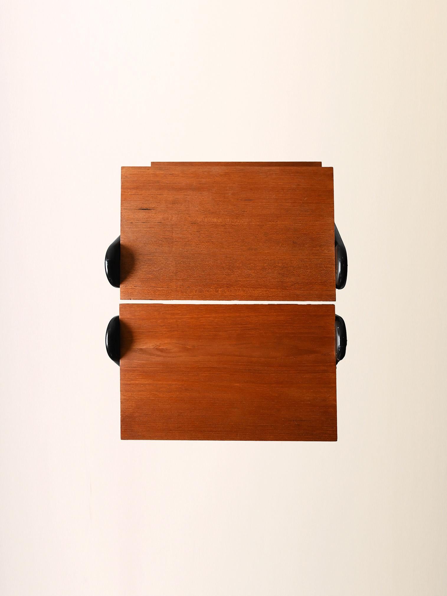 Mid-20th Century Paire de tables de chevet scandinaves des années 1960 avec détails noirs en vente