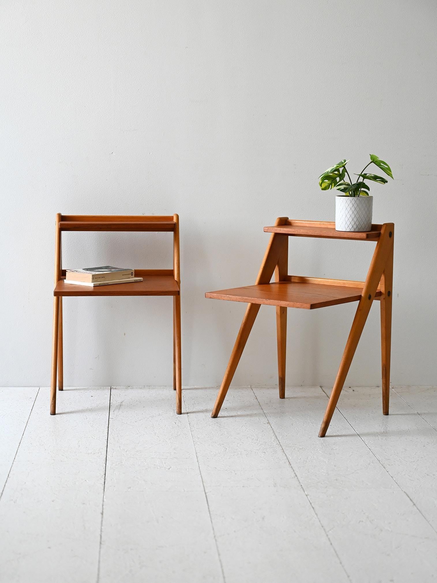 Comodini in teak anni ’60 con doppia mensola sfalsata. Design essenziale con dettagli geometrici e linee pulite.

Coppia di comodini scandinavi vintage degli anni ’60, realizzati in teak con struttura leggera e silhouette geometrica. Ogni pezzo