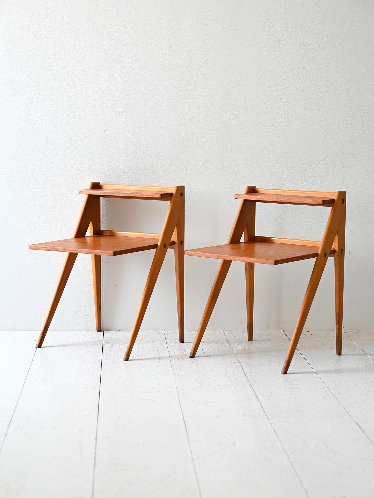 Scandinave moderne Coppia comodini scandinavi anni ’60 con mensole en vente