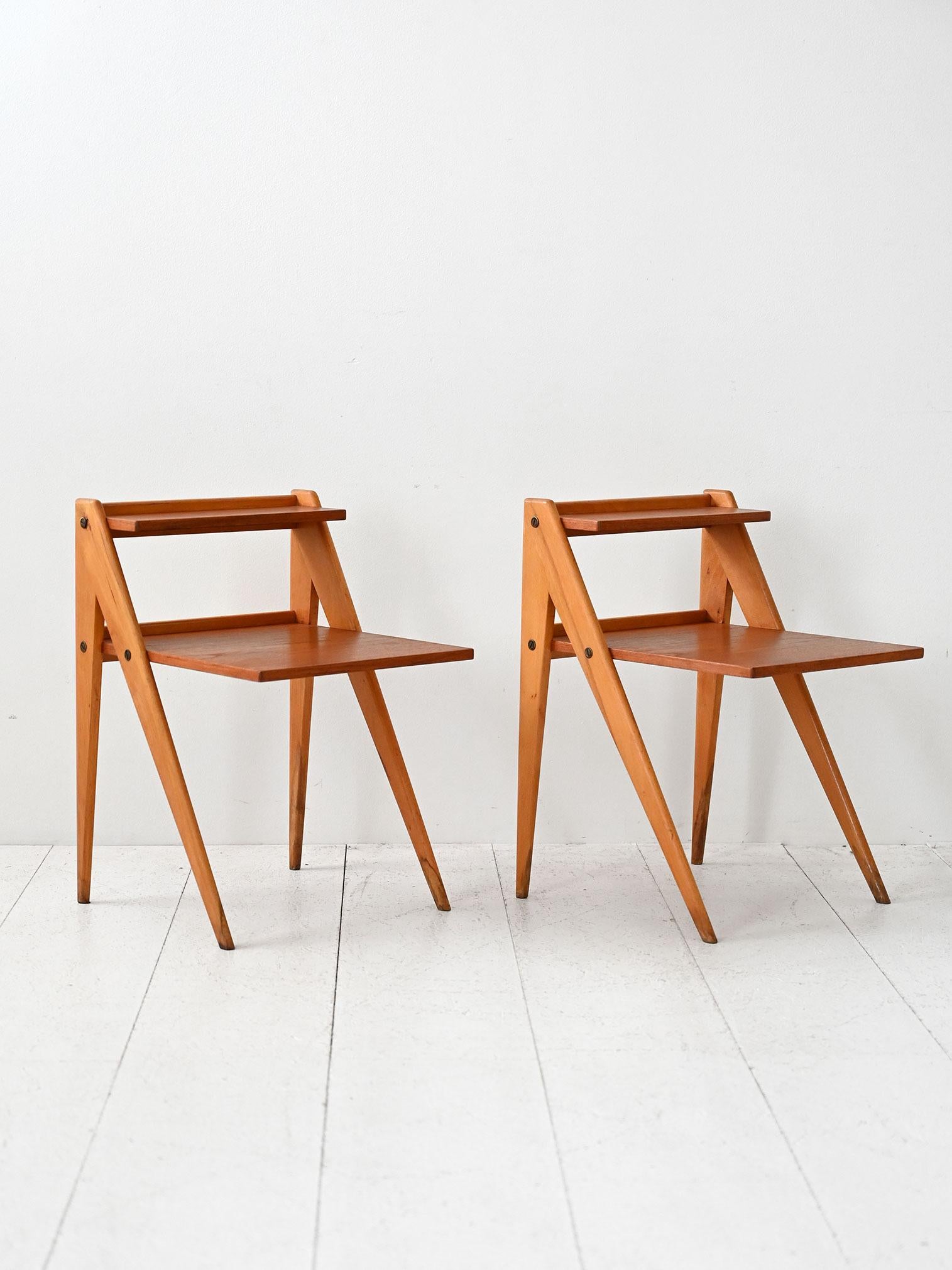 Scandinavian Coppia comodini scandinavi anni ’60 con mensole en vente