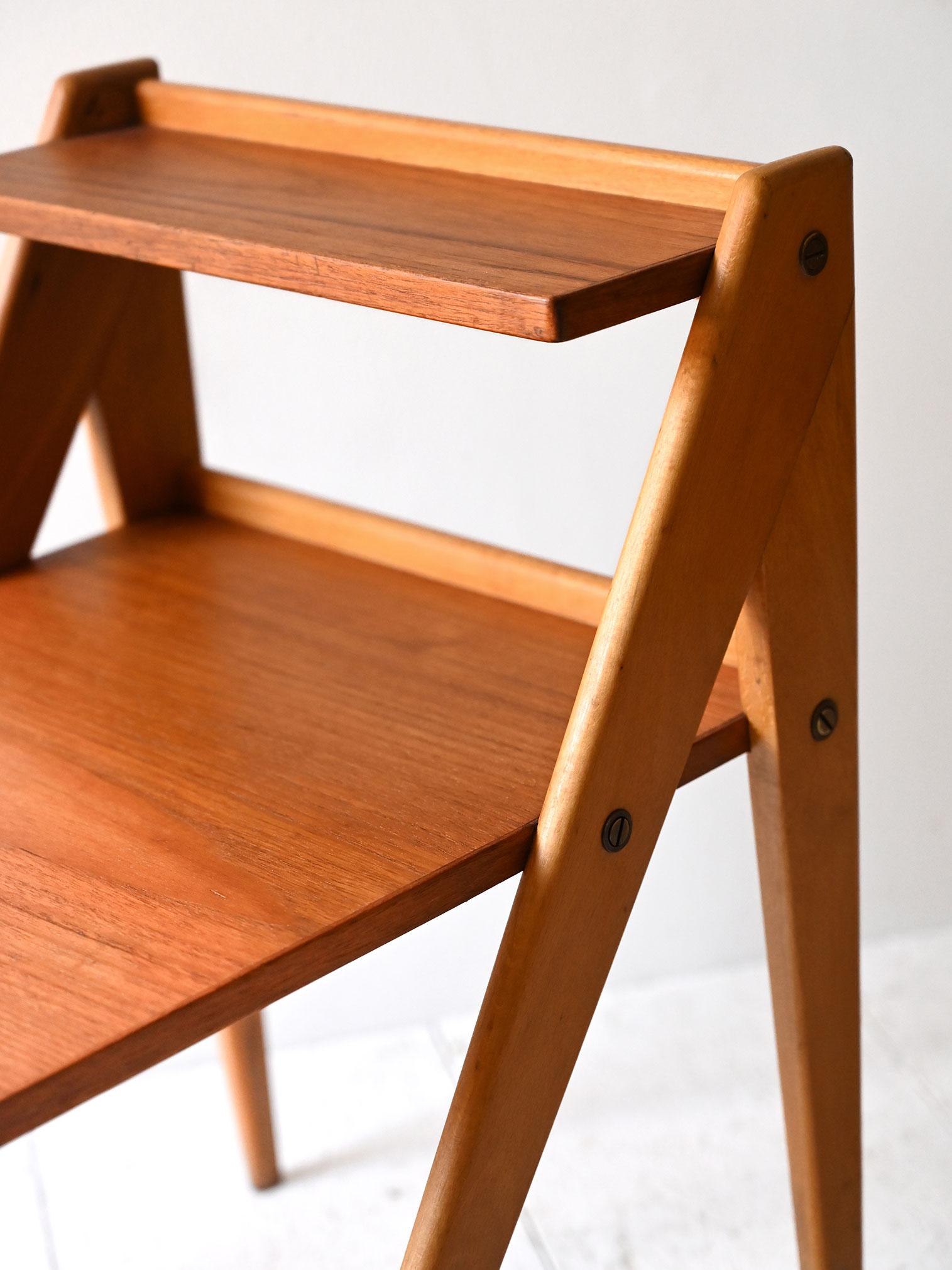 Coppia comodini scandinavi anni ’60 con mensole Bon état - En vente à Brescia, IT