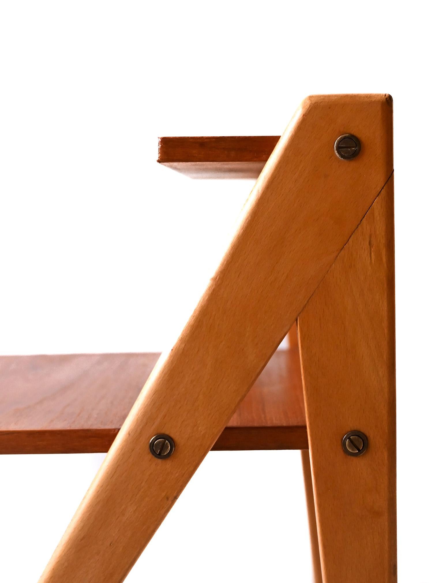 Mid-20th Century Coppia comodini scandinavi anni ’60 con mensole en vente