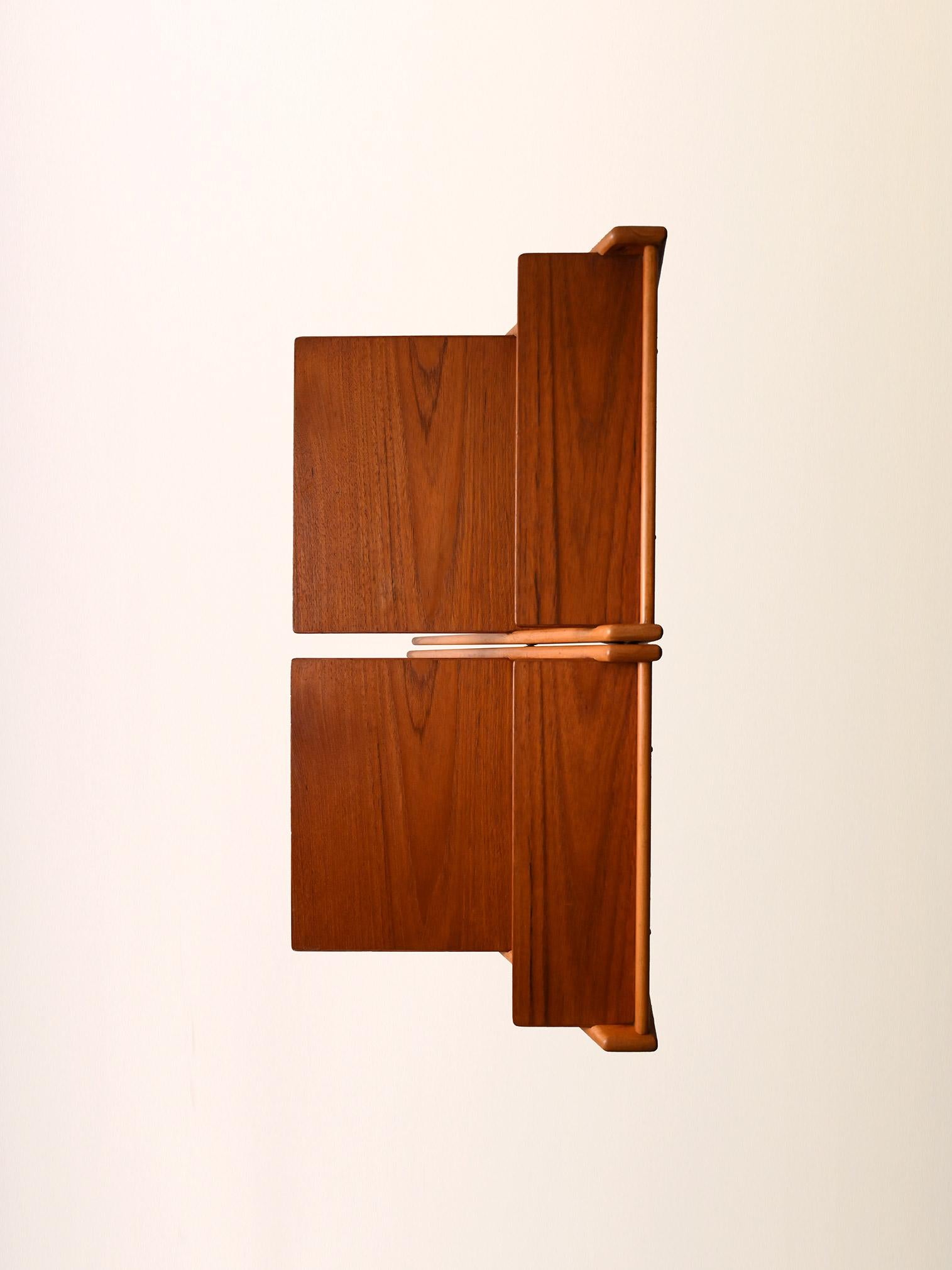 Teck Coppia comodini scandinavi anni ’60 con mensole en vente
