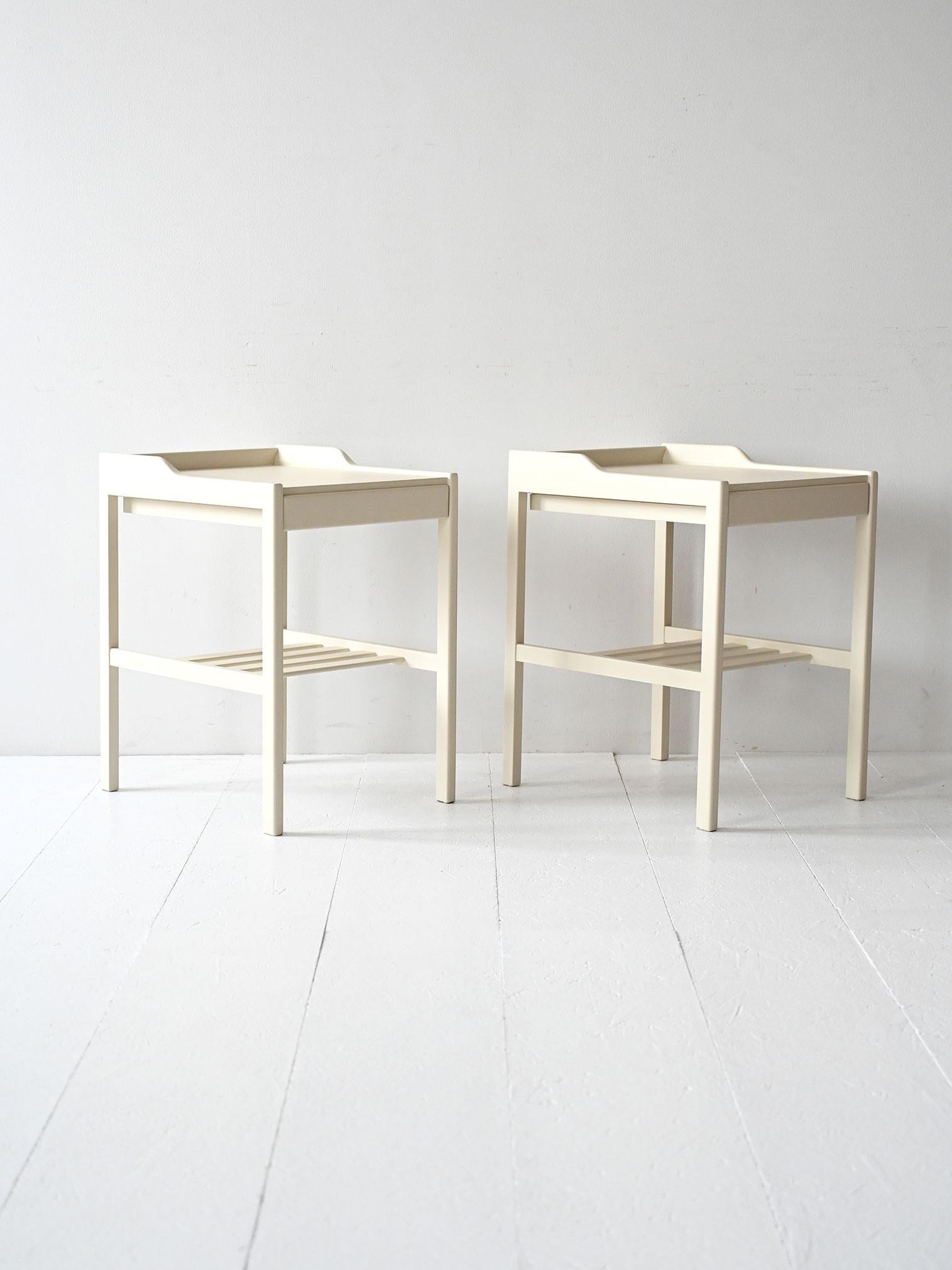 Scandinavian Paire de tables de chevet blanches scandinaves des années 1950 en vente